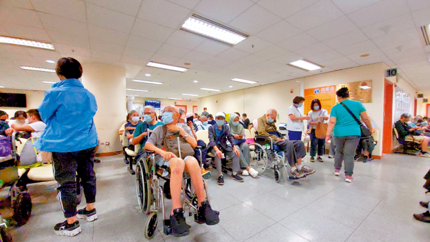 　　圖：有議員建議把公營醫療收費減免，由現時75歲涵蓋至65歲以上。