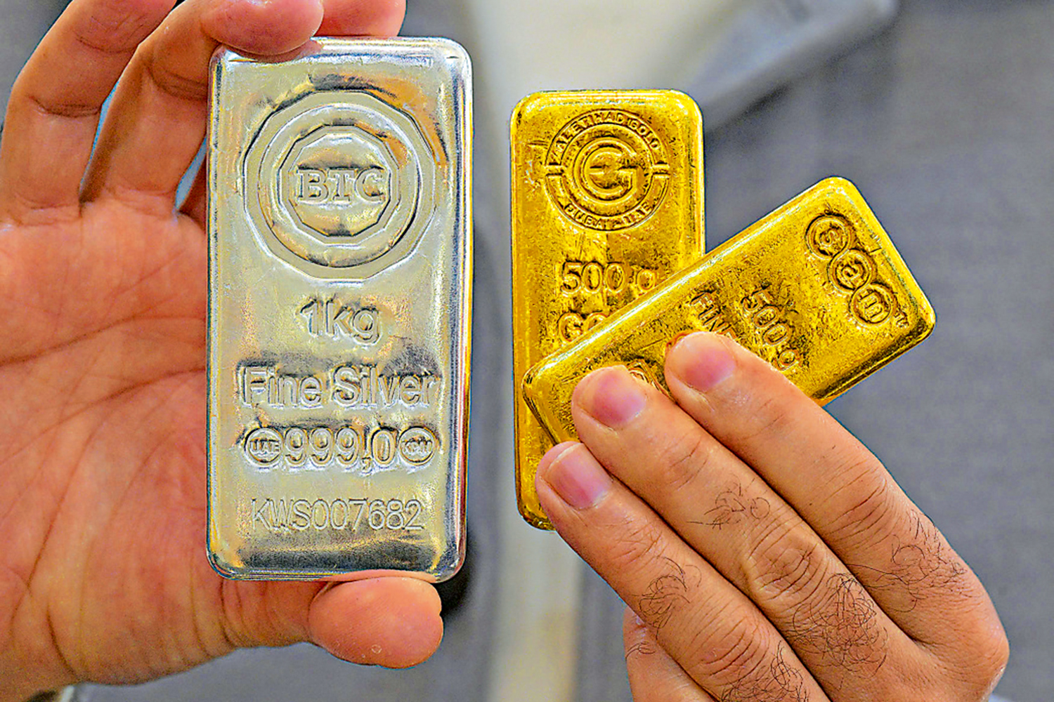 　　圖：黃金和白銀價格經過急升後，現時處於高位震盪。