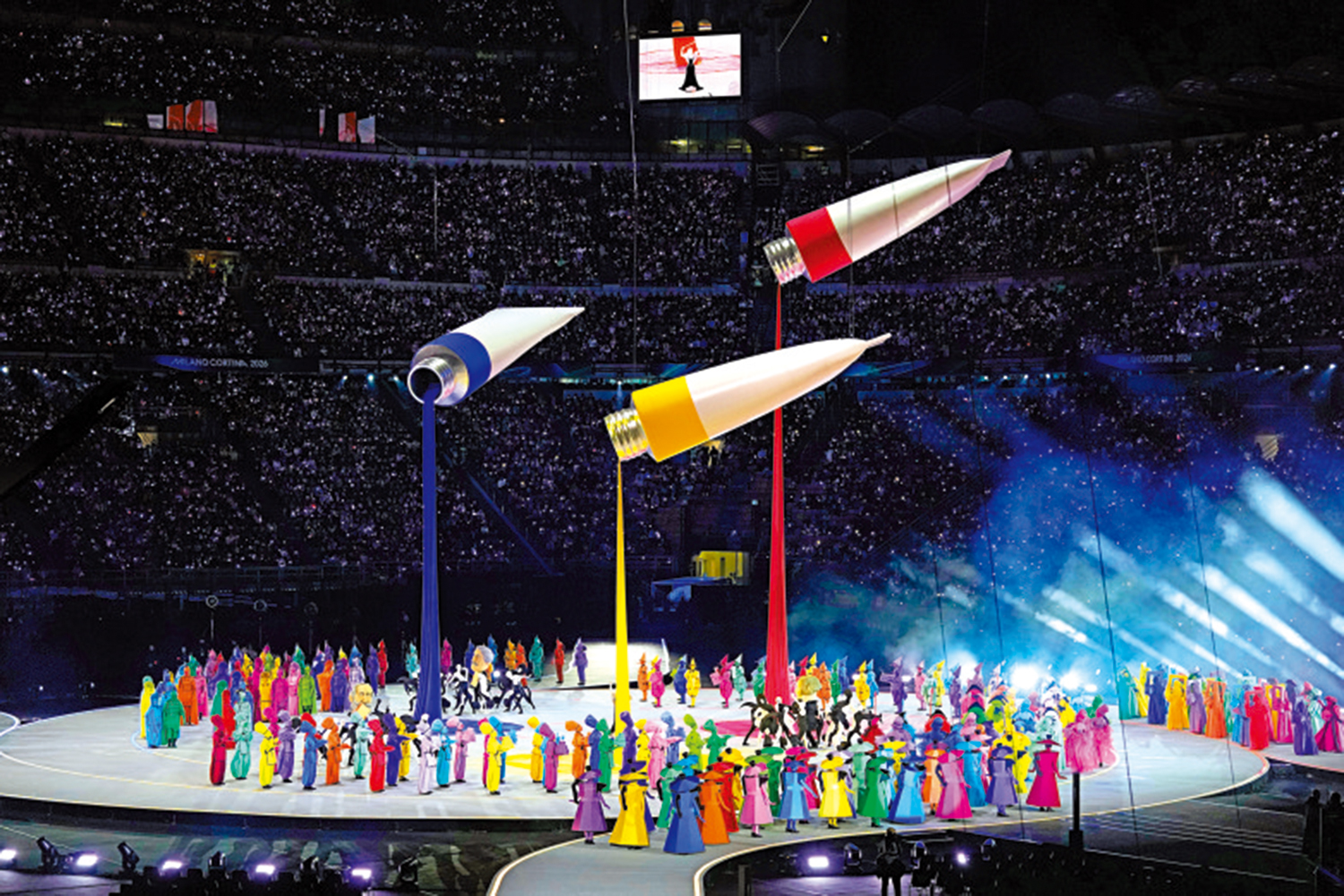 　　圖：三支巨型顏料管出現在主會場舞台上空。\美聯社