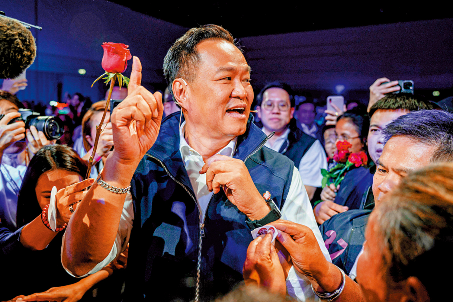 　　圖：泰國總理阿努廷（中）6日在曼谷造勢活動中向支持者揮手致意。\法新社