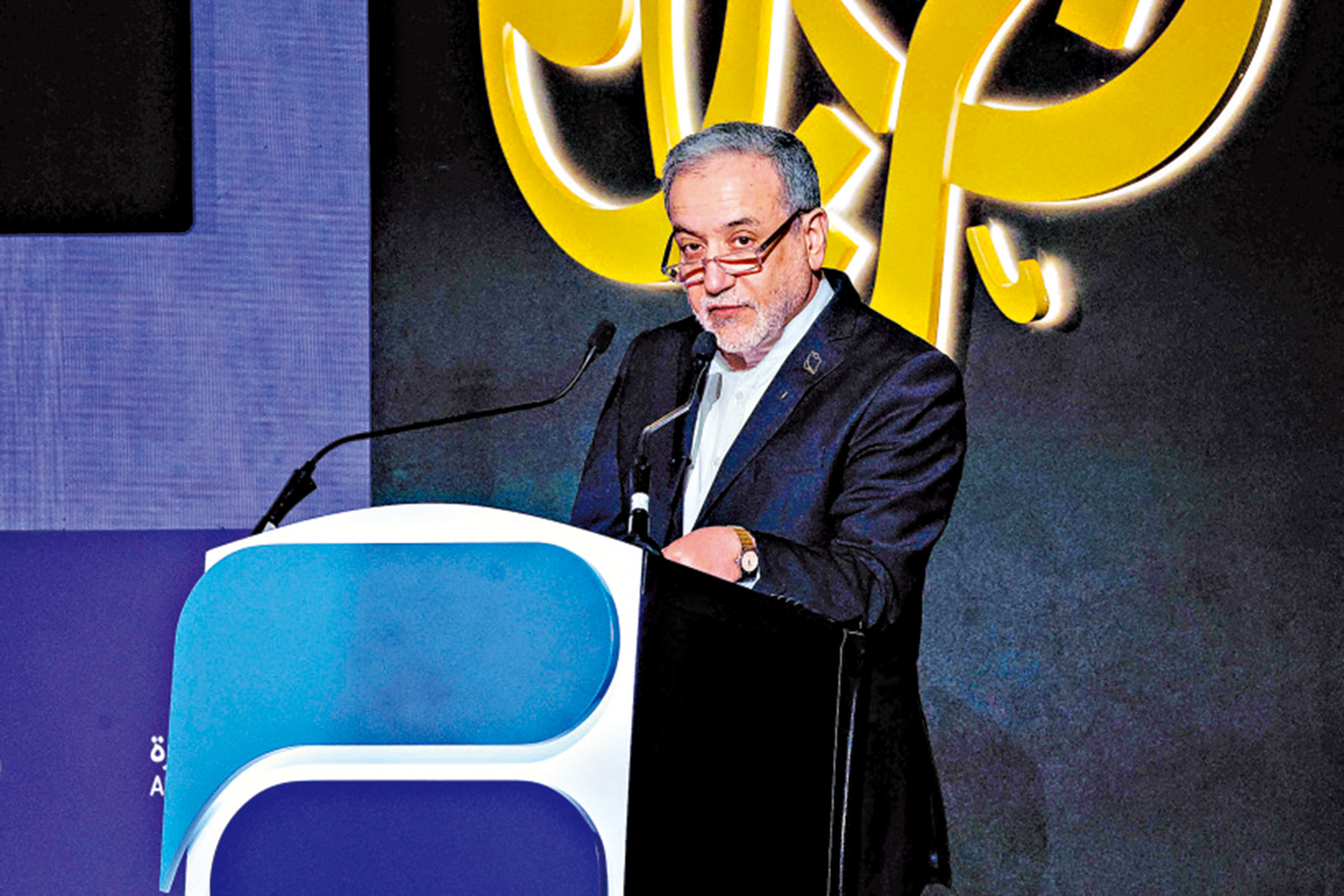 　　圖：伊朗外交部長阿拉格齊7日在半島電視台論壇上發表講話。\法新社