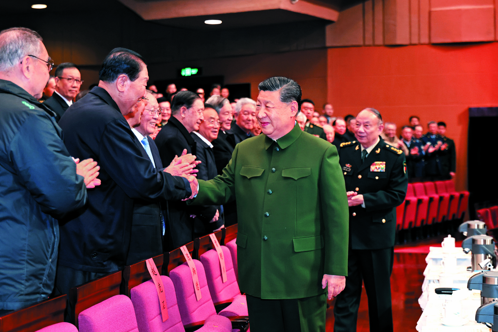 　　圖：2月6日下午，中央軍委慰問駐京部隊老幹部迎新春文藝演出在中國劇院舉行。中共中央總書記、國家主席、中央軍委主席習近平觀看演出，向在座的軍隊老同志，向全軍離退休老幹部，致以節日問候和新春祝福。\新華社