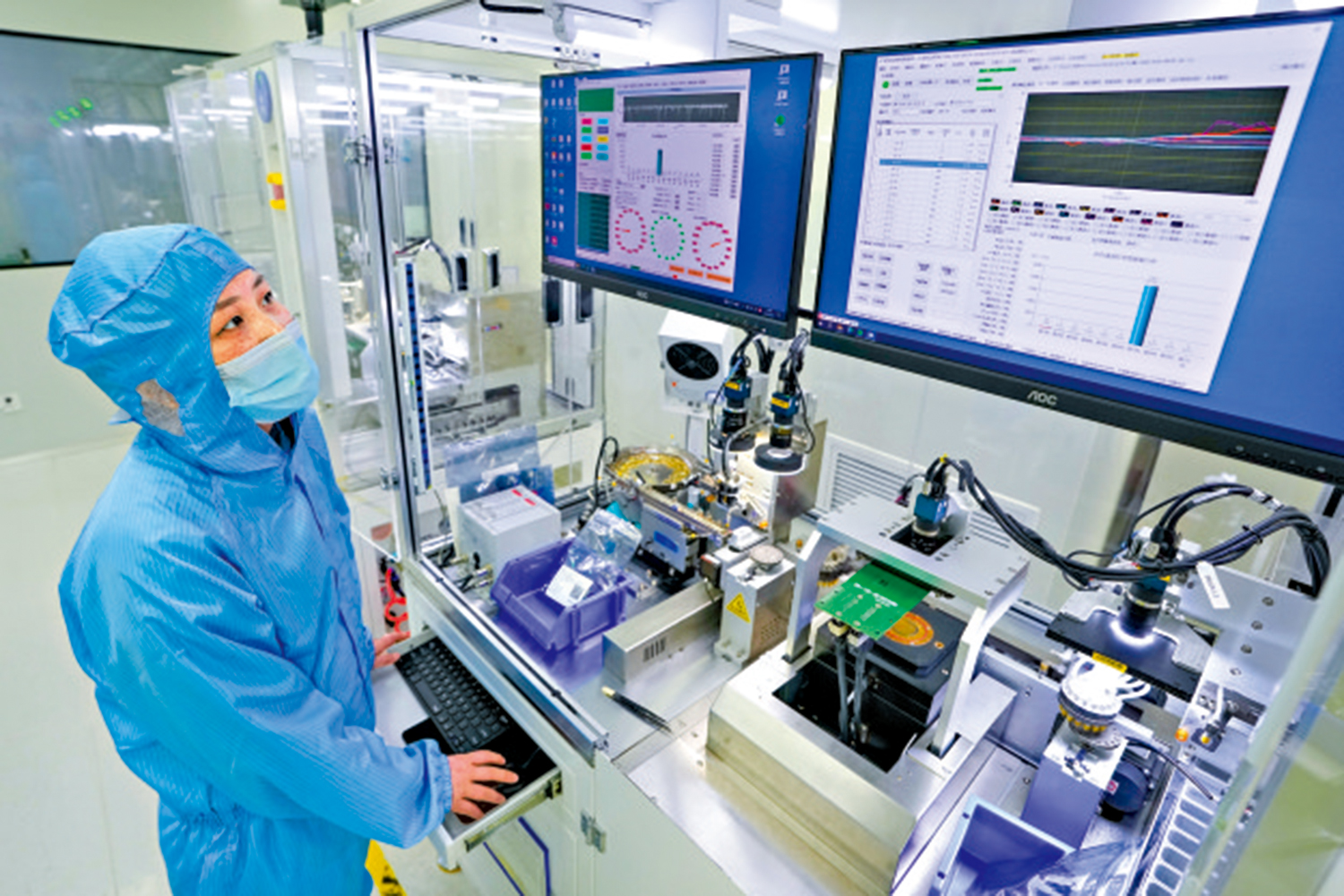 　　圖：《意見》提出，提升數據跨境服務能力。圖為工作人員在江蘇華景傳感科技（無錫）有限公司的生產車間內作業。\新華社