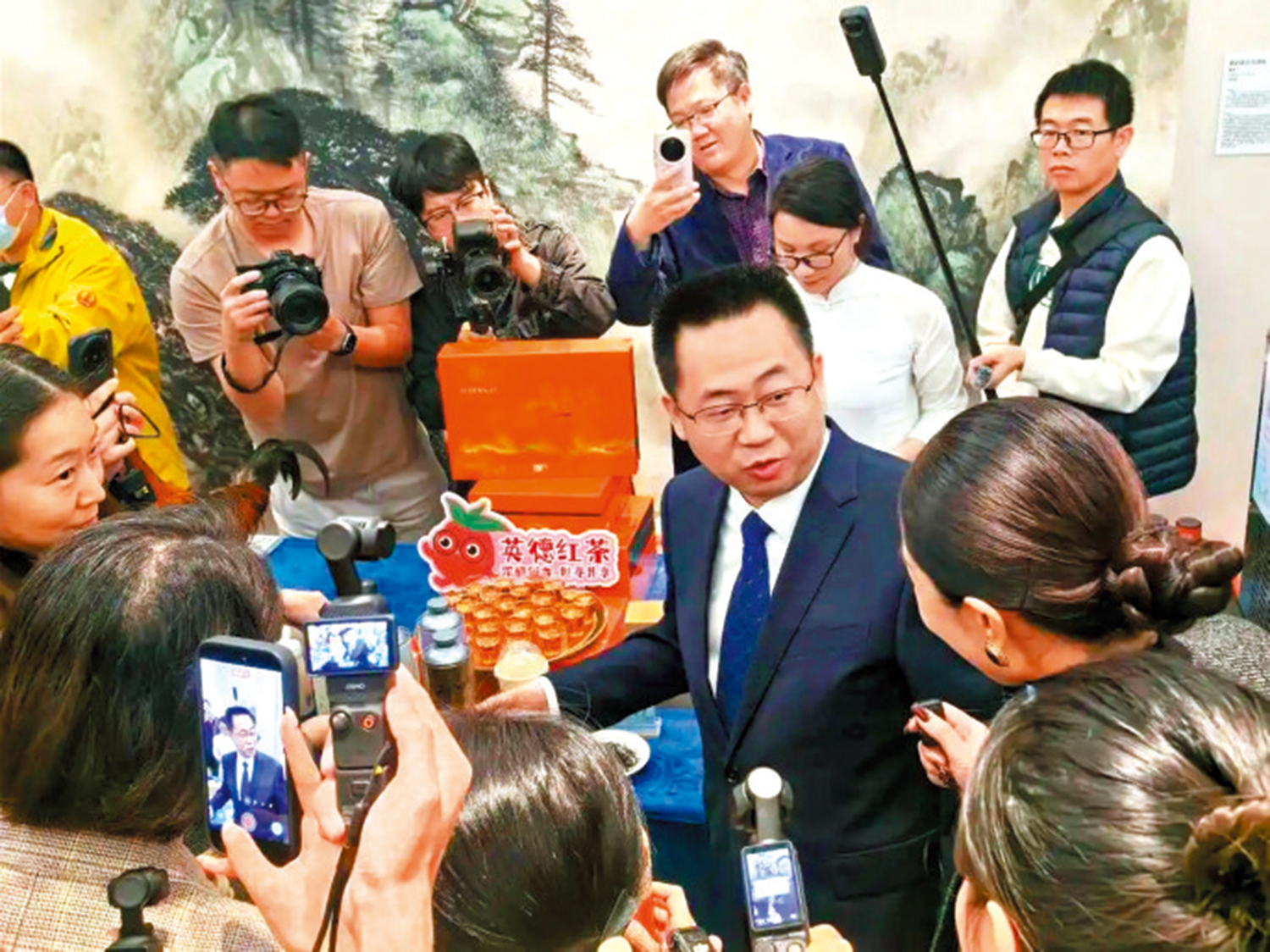 　　圖：廣東清遠市委副書記、市長陳金鑾在發布會現場推薦英德紅茶。\受訪者供圖