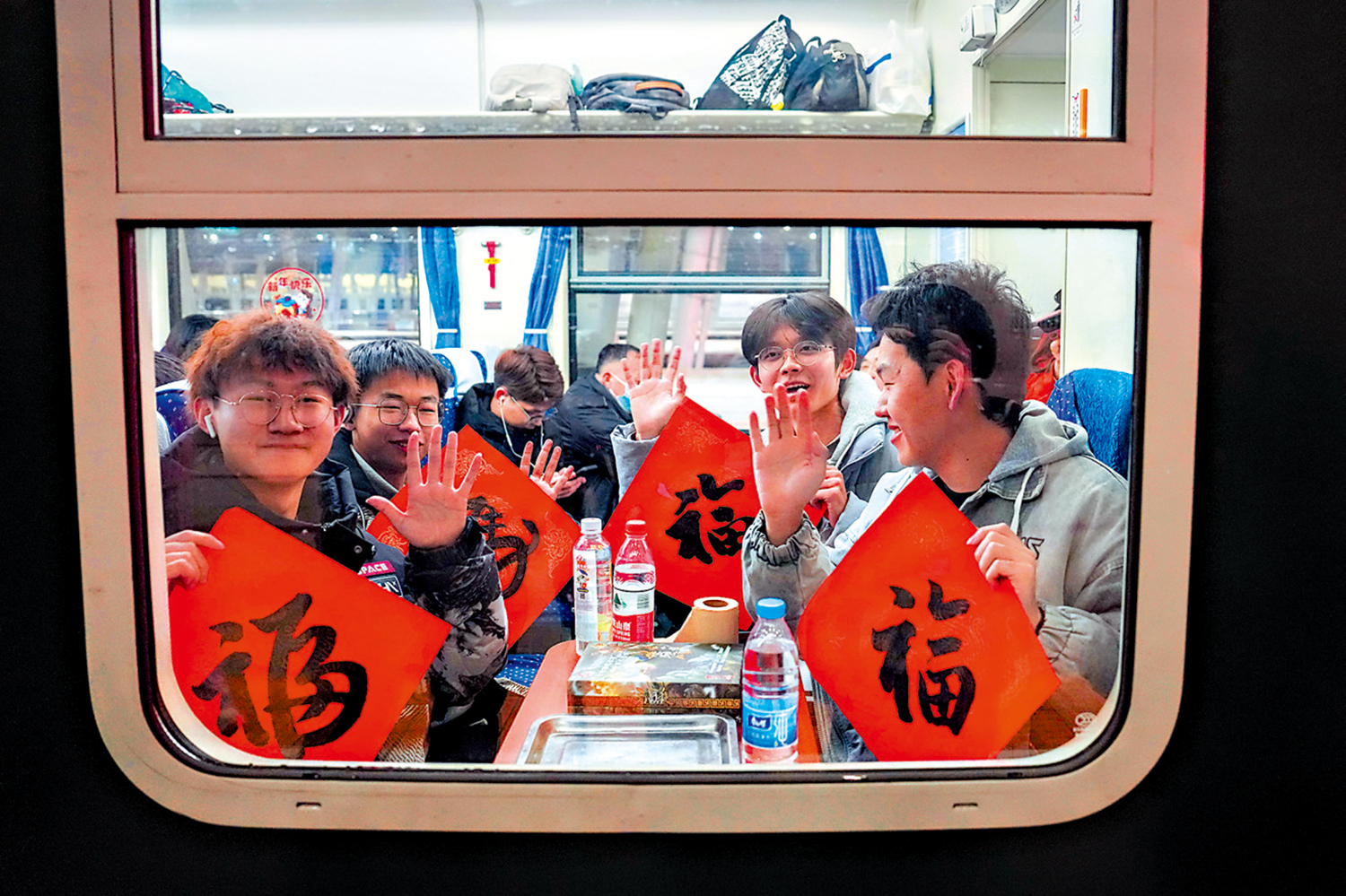 　　圖：2月2日，幾名青年人在北京西站乘坐火車回江西過年。\新華社