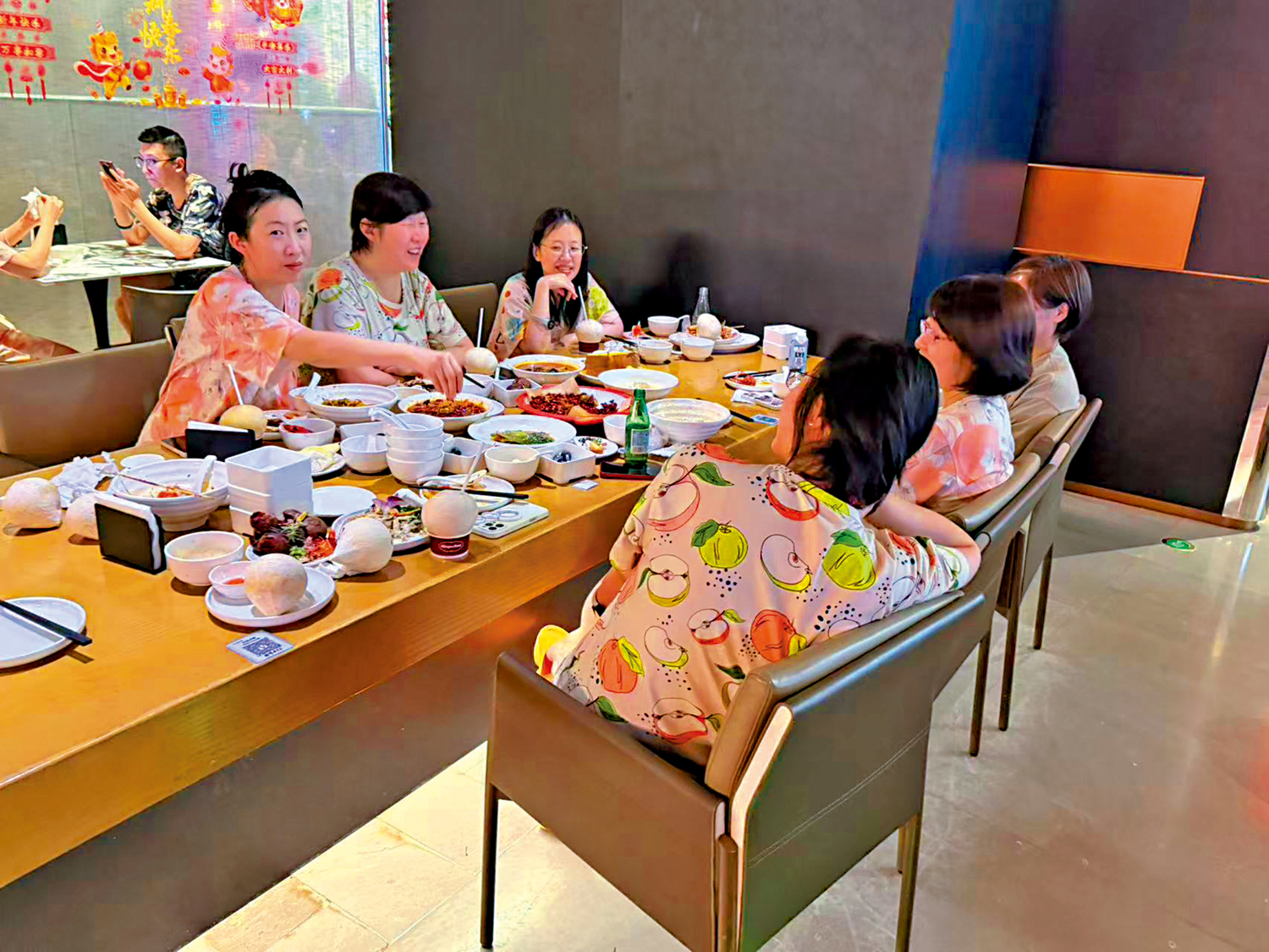 　　圖：如今的洗浴中心可提供一站式吃喝玩樂服務。近年來洗浴中心年輕客群佔比持續提升，成為消費主流。