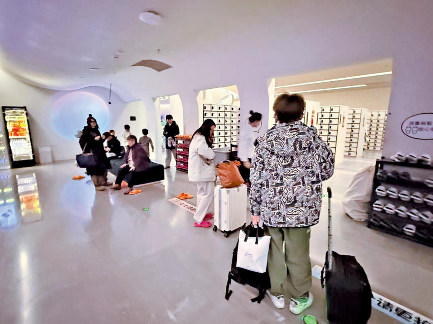 　　圖：大學生和年輕上班族結伴前來洗浴休閒。