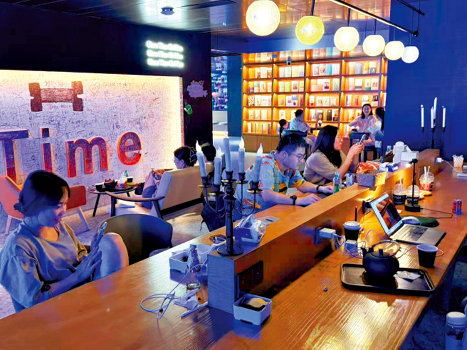 　　圖：部分洗浴中心還有「工作區」，桌椅、插座配備齊全。