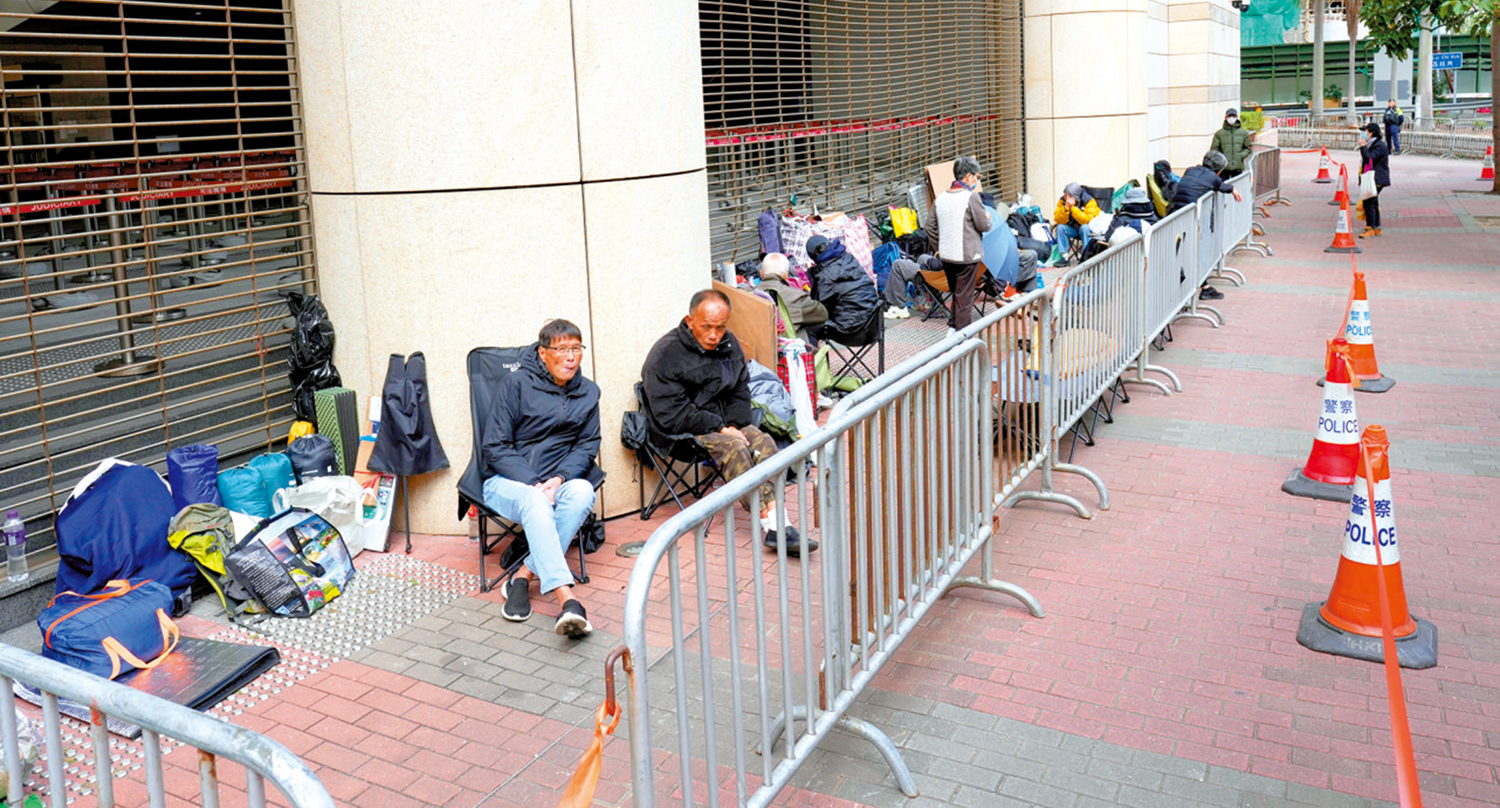 　　圖：黎智英案今日判刑，昨日已有大批人士在庭外輪候旁聽。