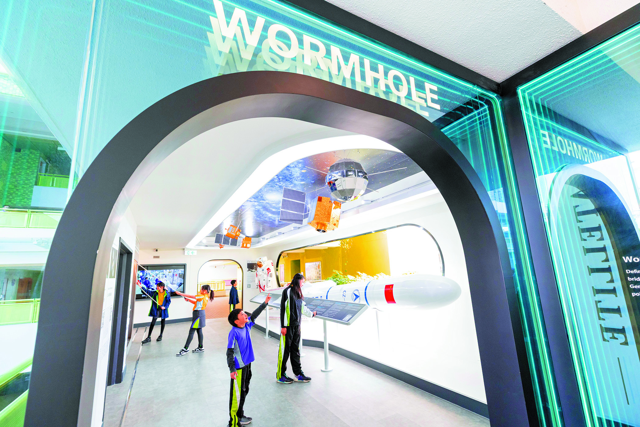 　　圖：「蟲洞」讓學生探索火箭、體驗重力模擬、近距離觀摩航天服，並了解中國衛星成就，激發科學與太空熱情。\校方供圖