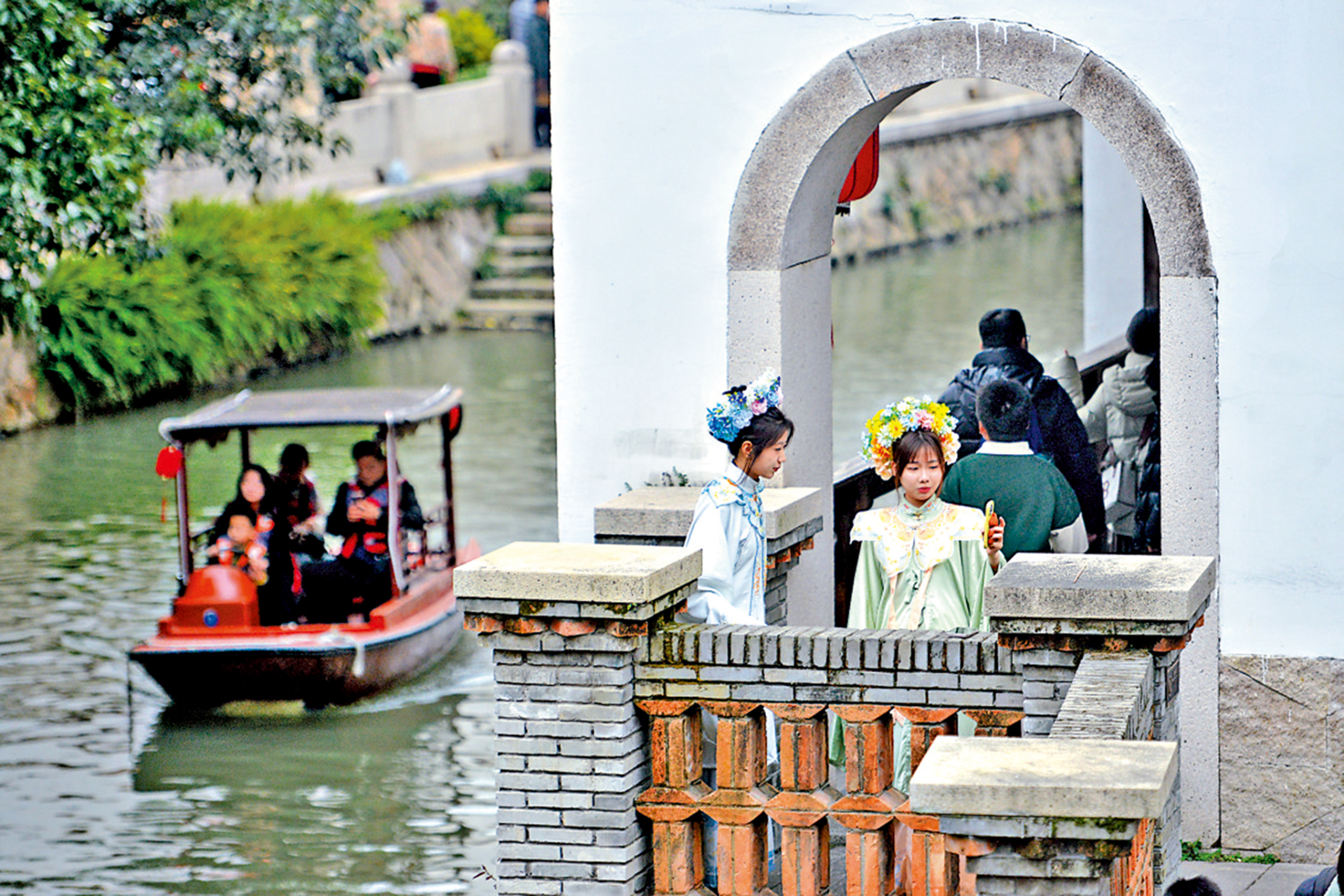 　　圖：遊客戴福建蟳埔女「簪花圍」頭飾出遊、拍照。\中新社