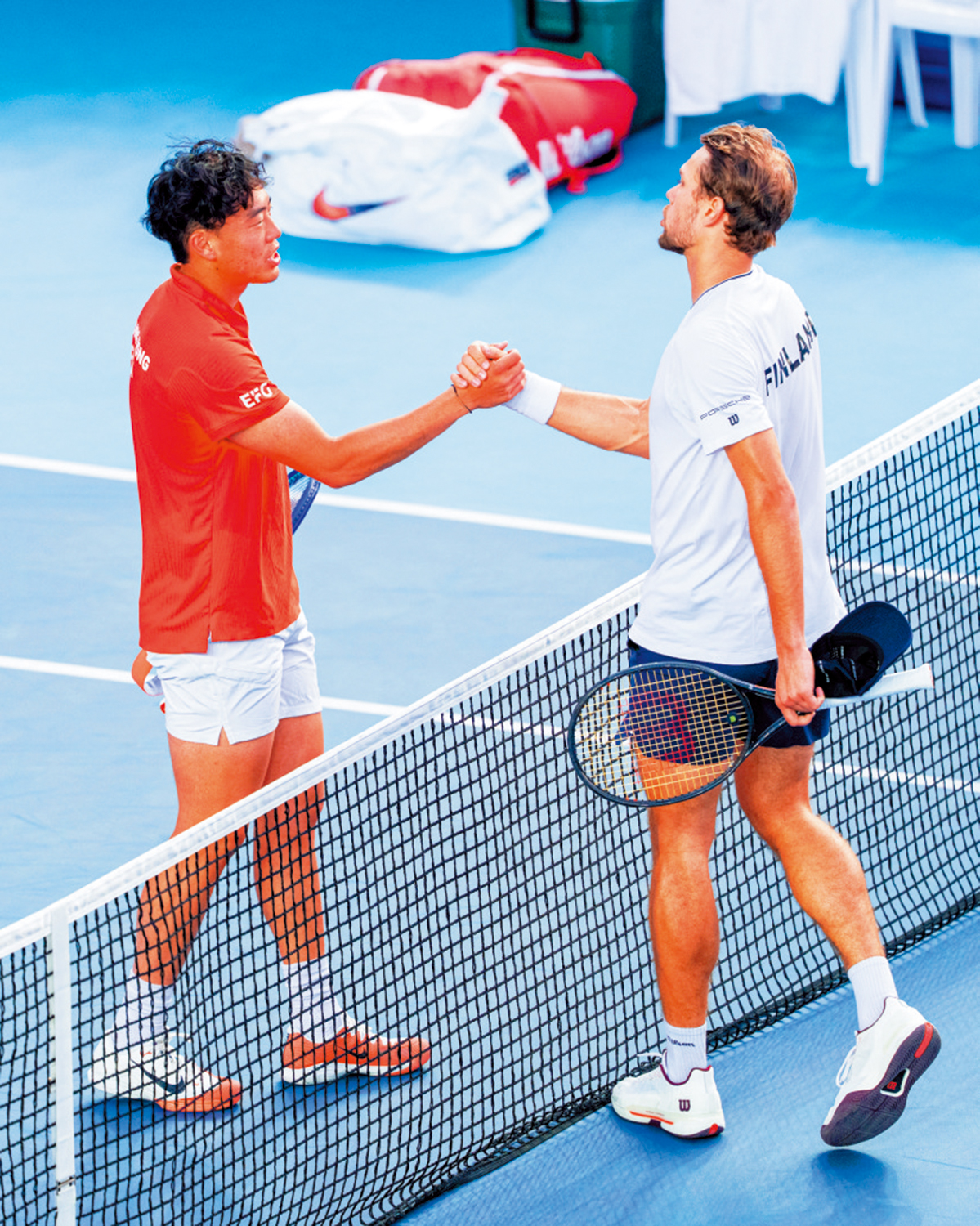 　　圖：黃澤林（左）在比賽中力戰落敗。