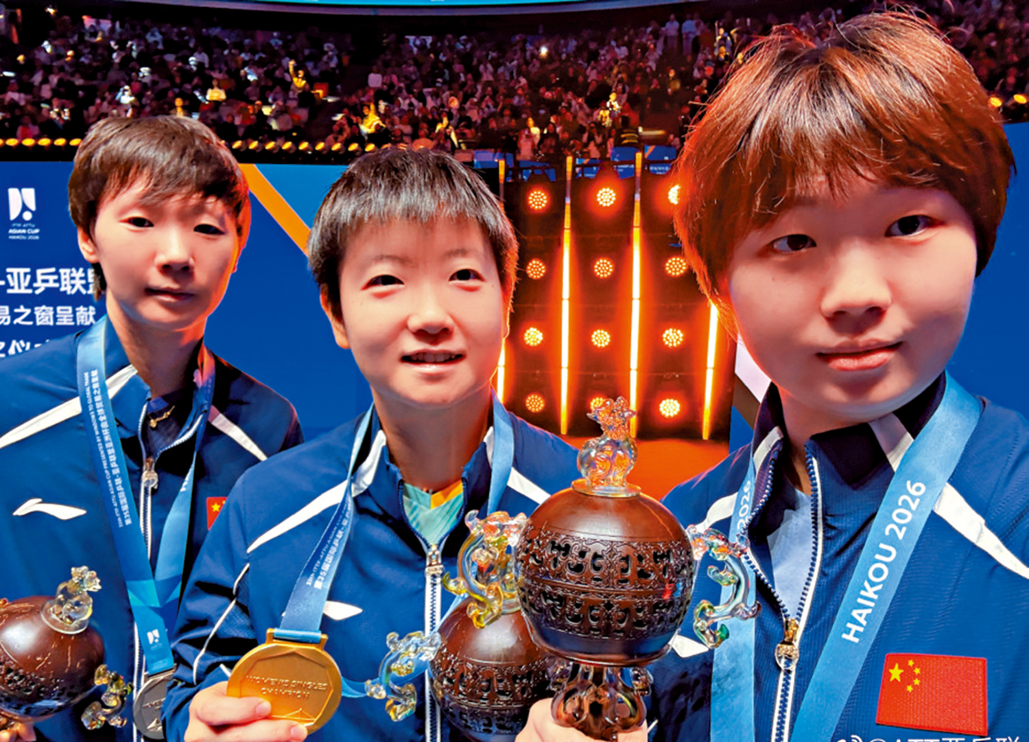 　　圖：左起：王曼昱、孫穎莎，與季軍的隊友蒯曼合照。