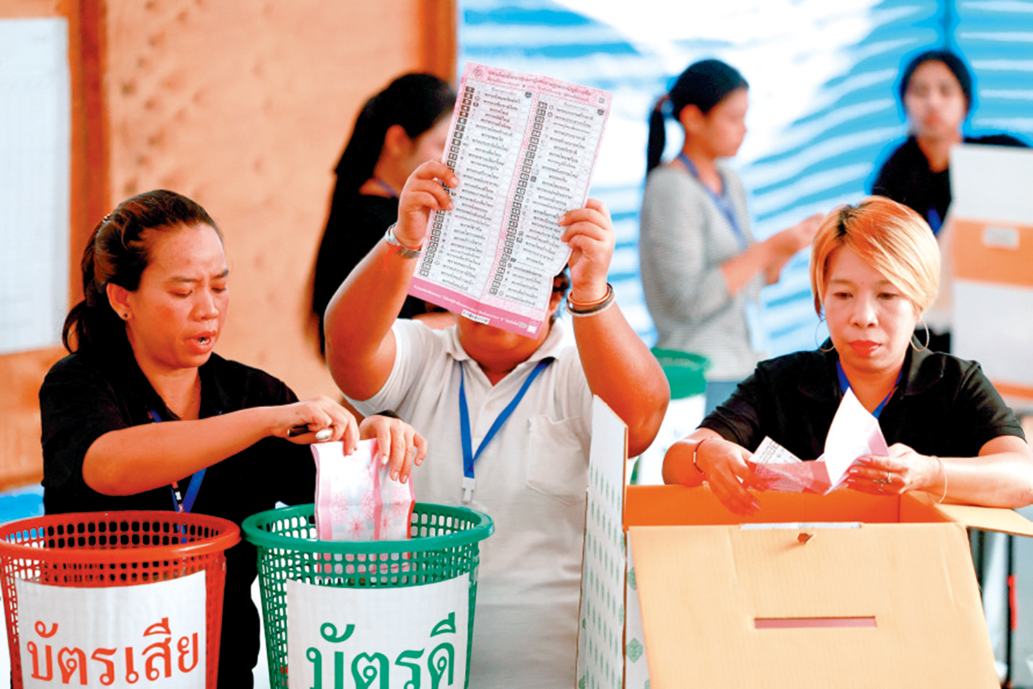 　　圖：泰國選舉官員8日開始計票。\路透社
