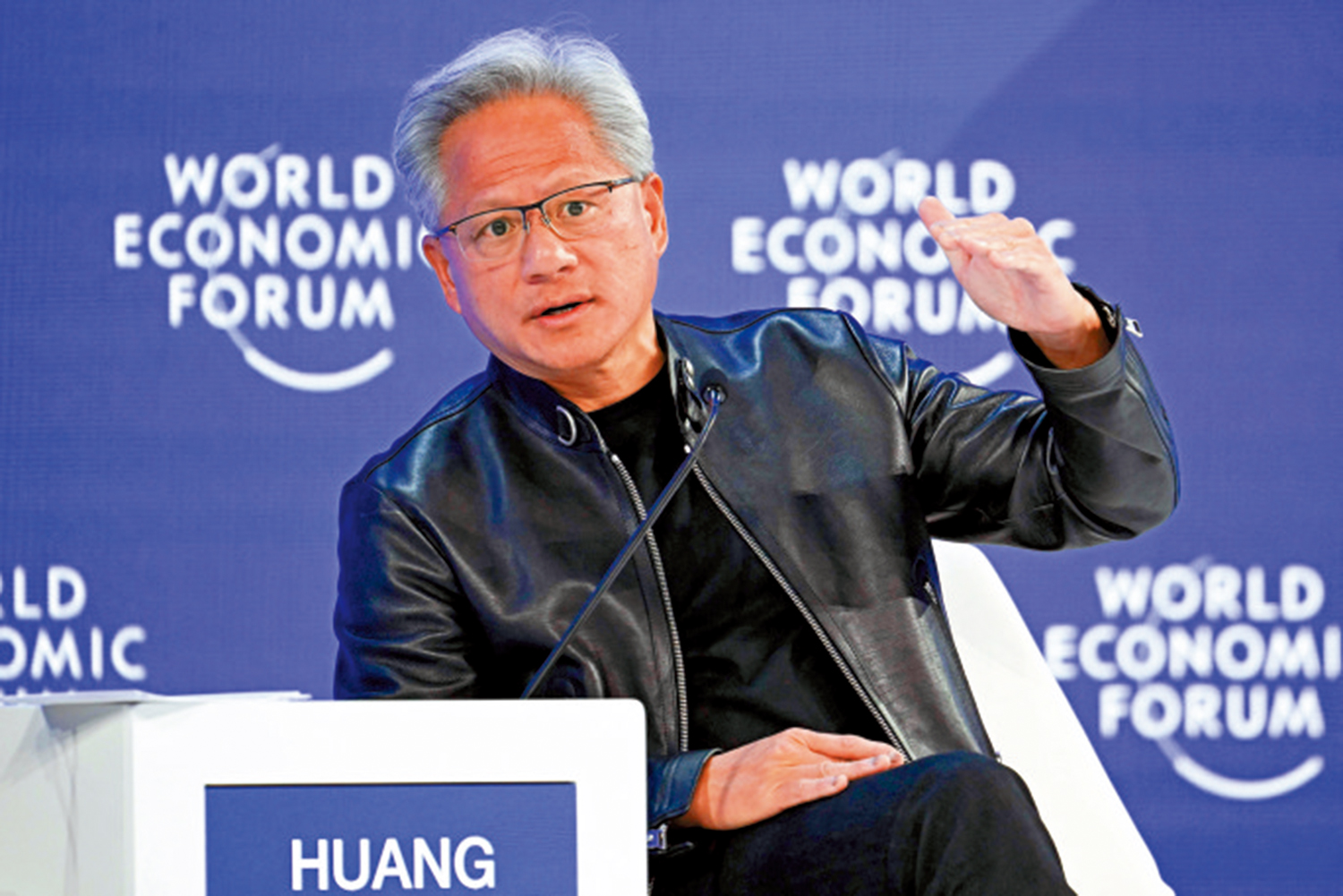 　　圖：英偉達創始人黃仁勳1月21日在達沃斯世界經濟論壇年會上發言。\法新社
