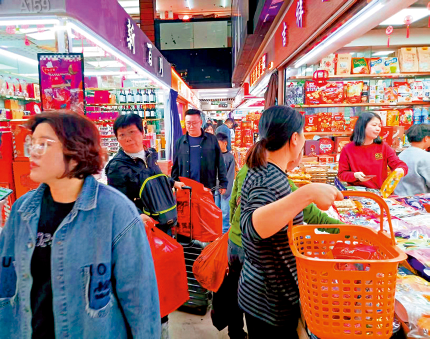 　　圖：在深圳華強北紫荊城食品交易中心，眾多顧客在採購年貨。\大公報記者李昌鴻攝