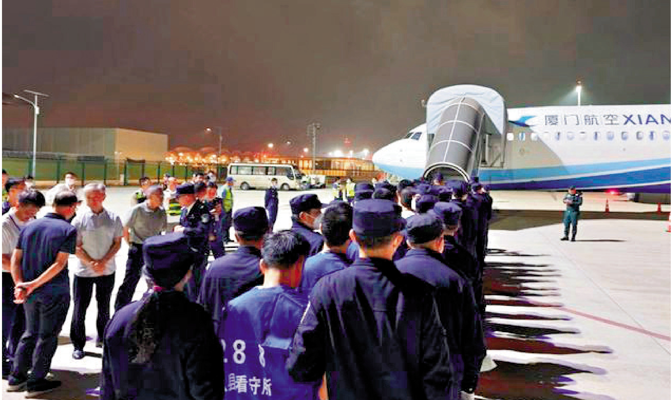 　　圖：中方派出包機到柬埔寨押解110名涉嫌參與電信網絡詐騙的中國籍犯罪嫌疑人回國。