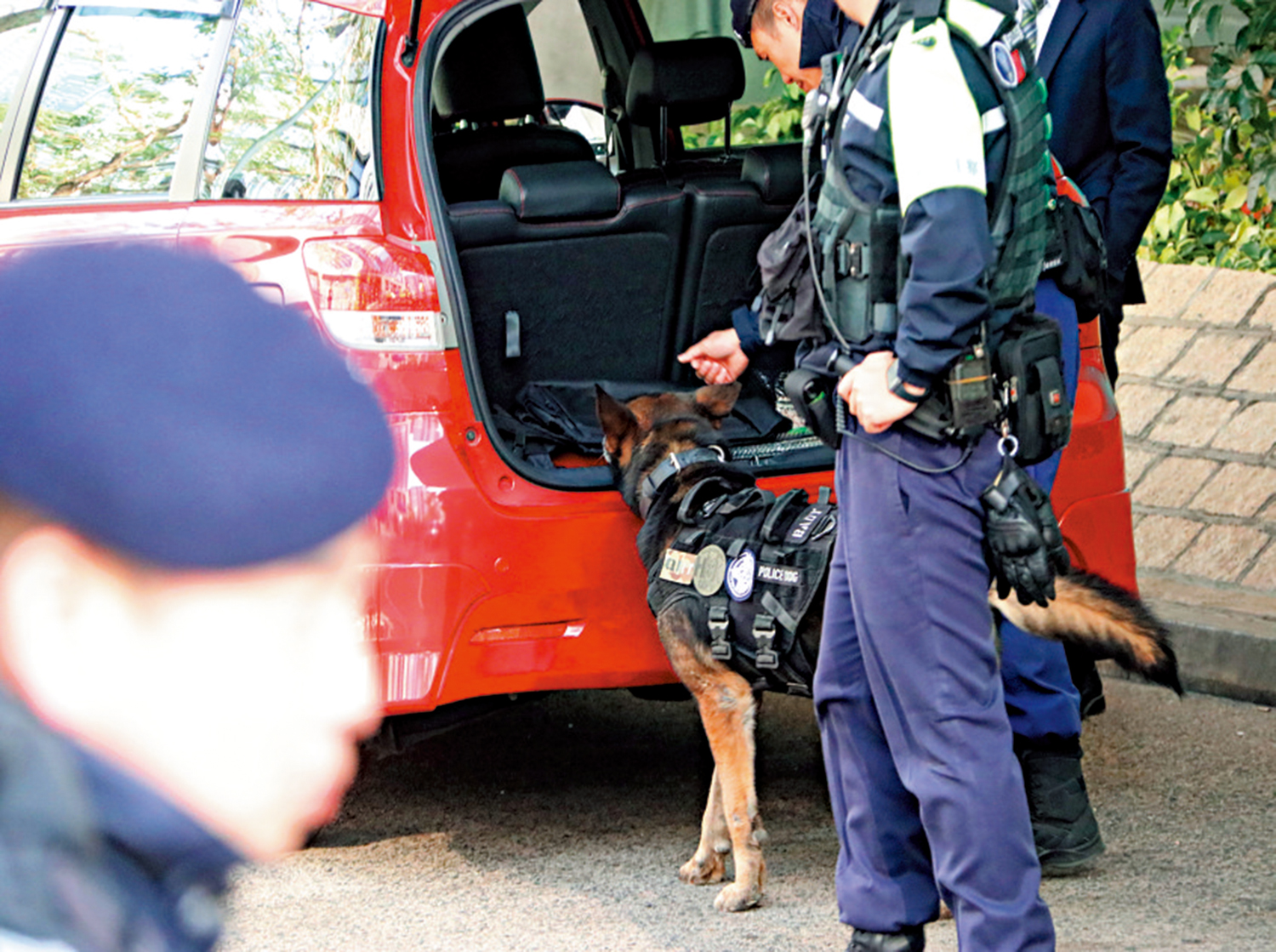 　　圖：警方高度重視法庭保安，車輛進入法院範圍須檢查。\大公報記者盧剛昌攝