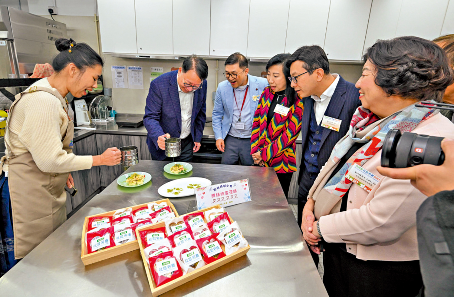 　　圖：西營盤社區客廳昨開幕，陳國基在鄰里備餐區與受惠家庭製作小食。