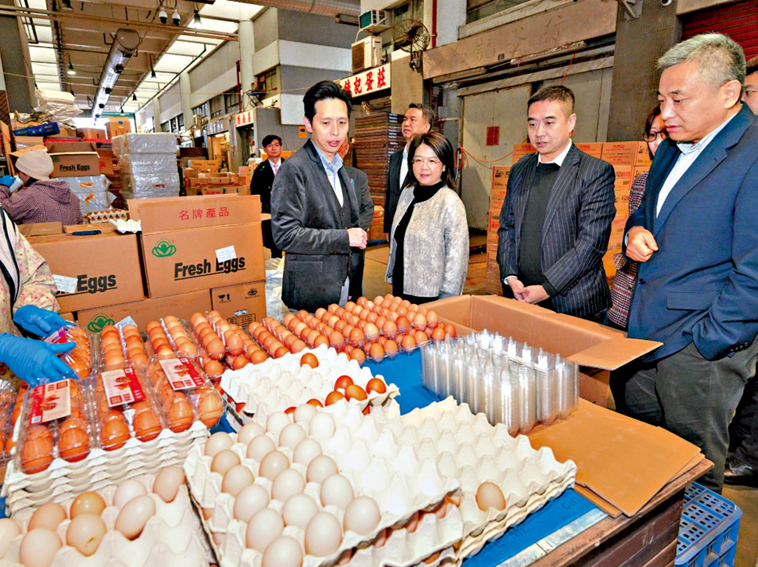　　圖：內地保障春節供港農副產品穩定和安全代表團昨日訪港，下午到西區副食品批發市場考察。