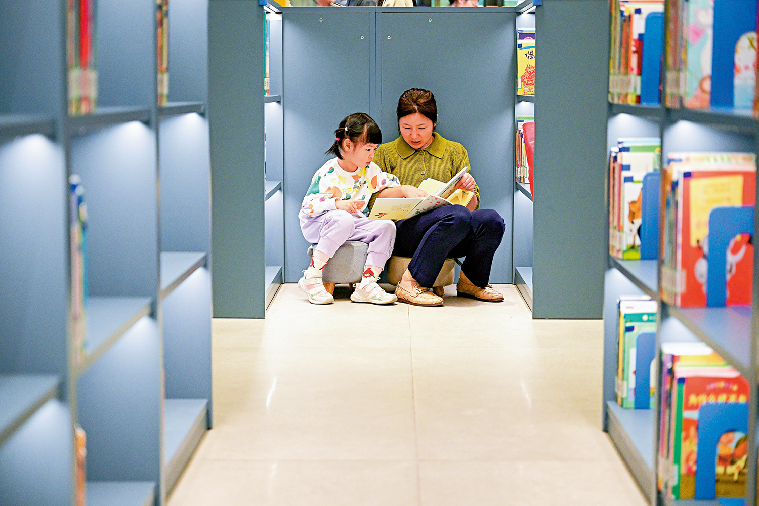 　　圖：市民在上海市虹口區和平書院看書。\新華社