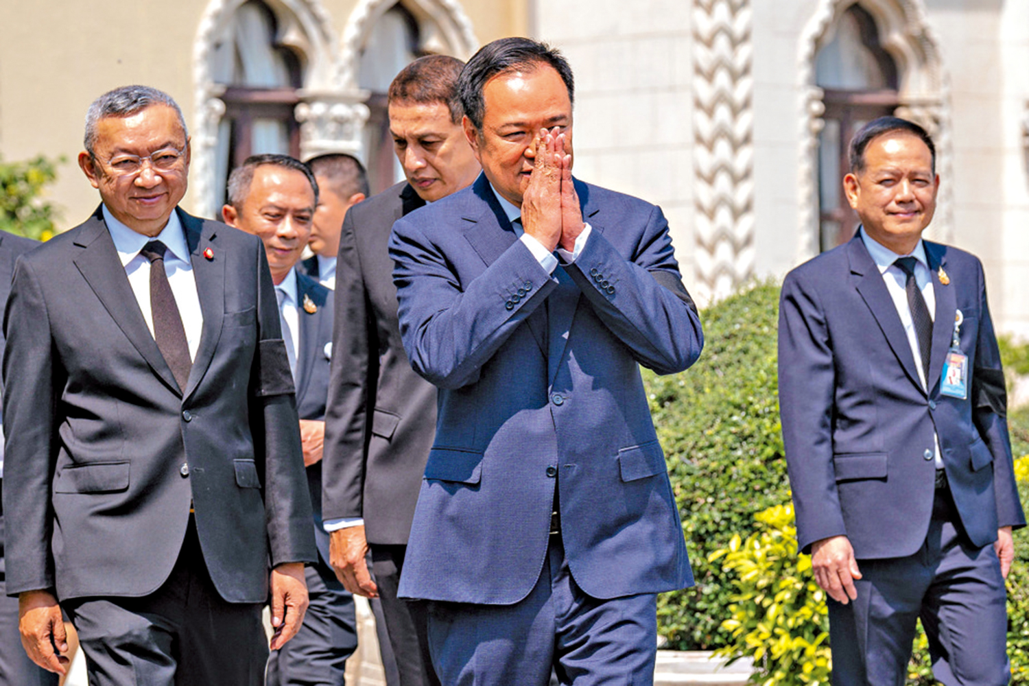 　　圖：自豪泰黨黨首阿努廷（中）9日抵達位於曼谷的政府大樓。\法新社