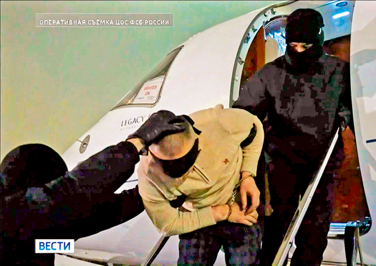 　　圖：涉嫌襲擊俄軍中將的嫌疑人科爾巴8日從迪拜抵達莫斯科。\美聯社