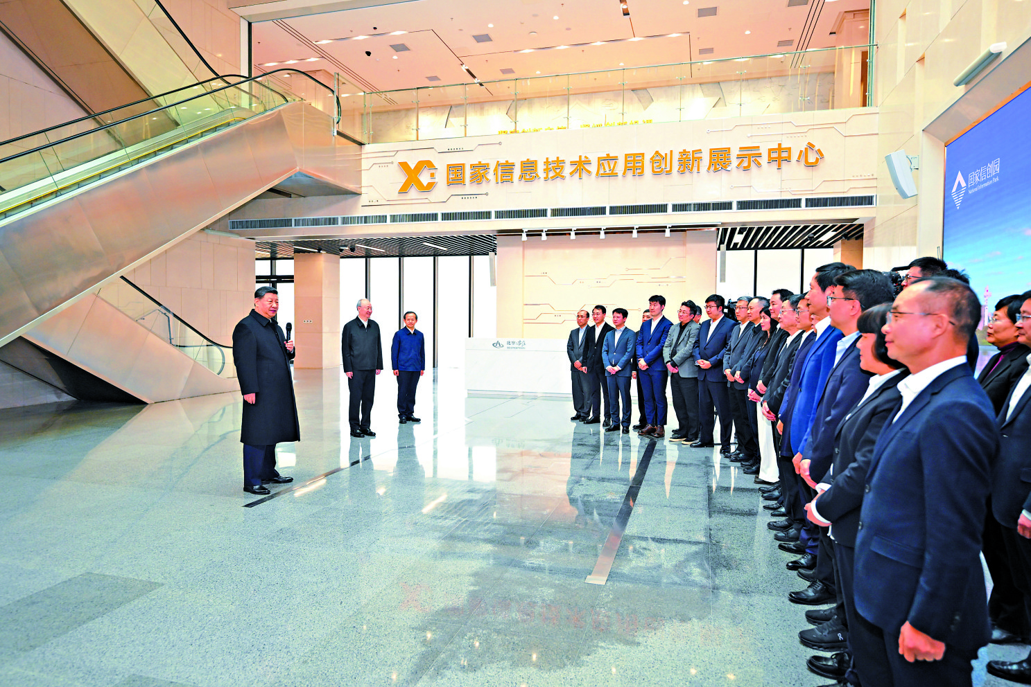 　　圖：國家信創園將產業布局全面延伸至人工智能、量子信息、6G通信、智能硬件等前沿領域。圖為2月9日上午，習近平在國家信創園了解信息技術應用創新情況。\新華社