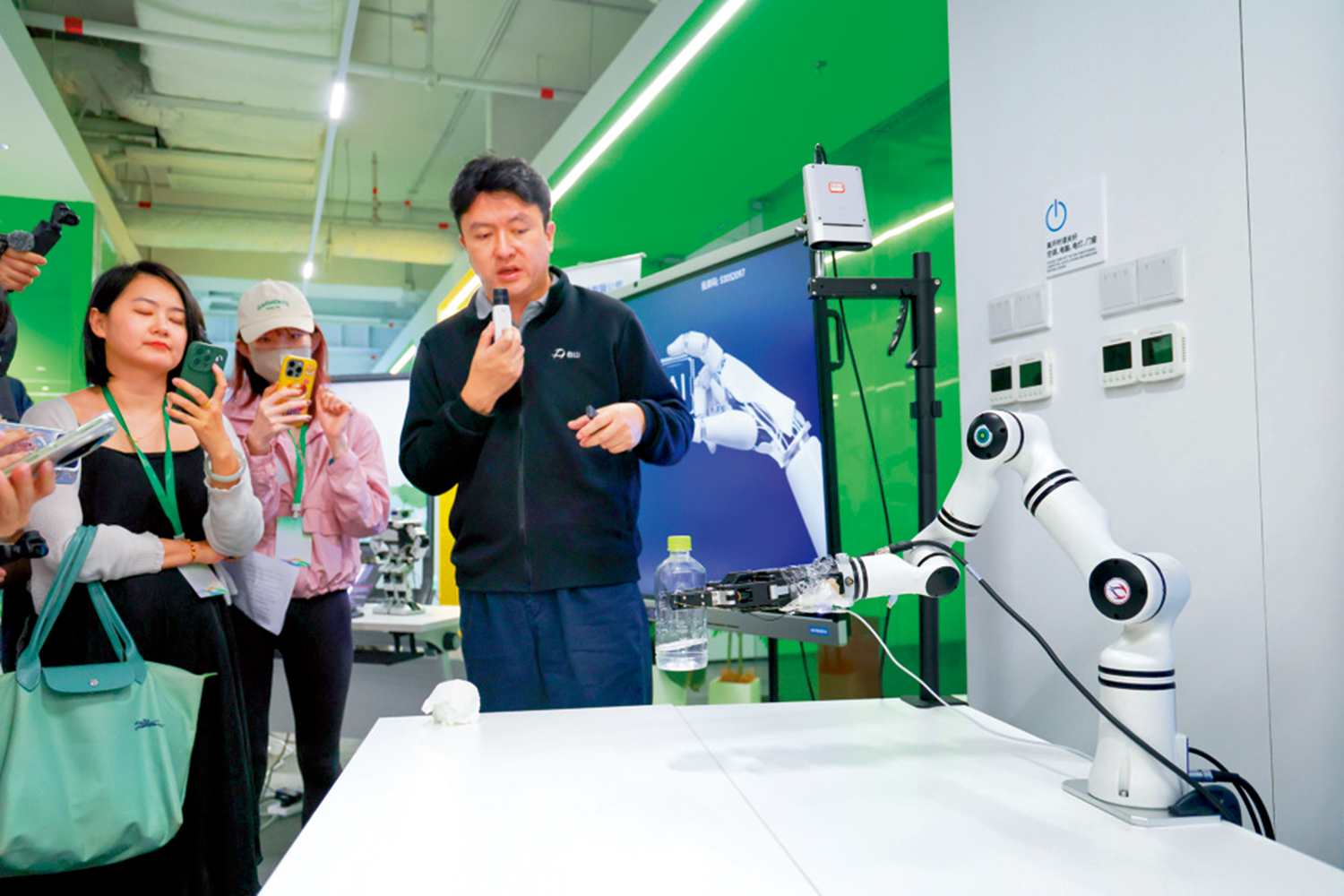 　　圖：他山科技是位於河套地區的港深創新及科技園的首批簽約入駐企業之一。圖為他山科技CEO馬揚展示公司產品在機器人領域的應用。\新華社