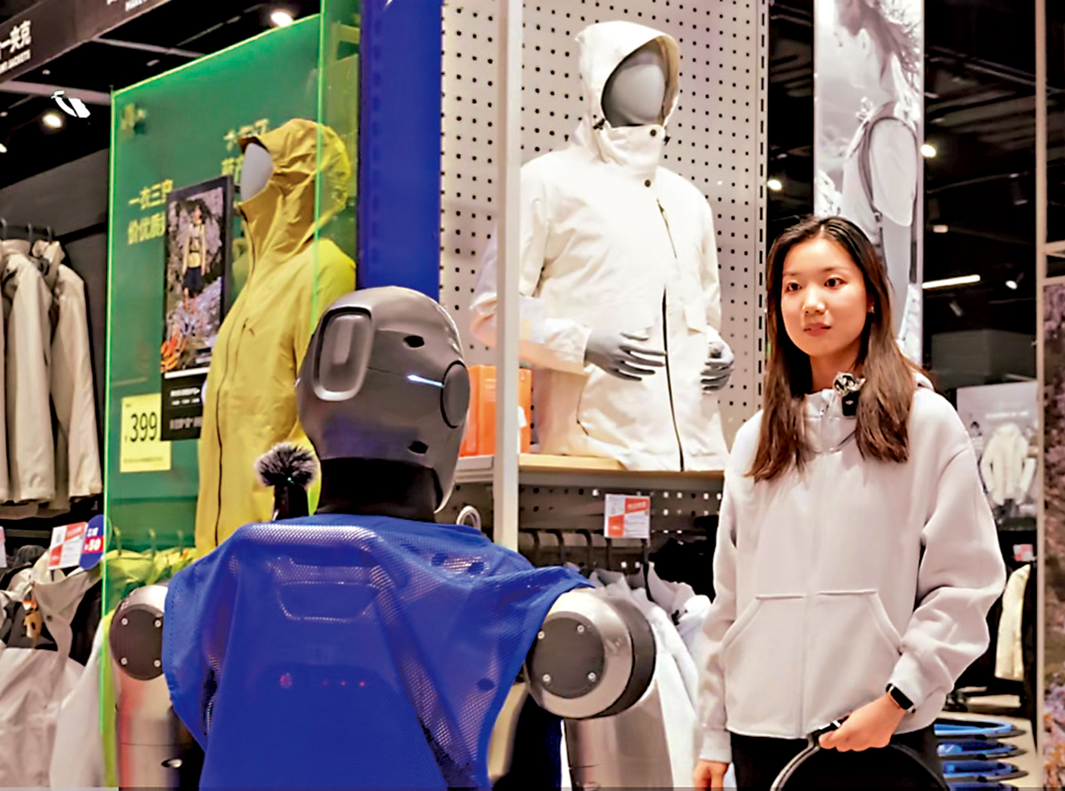 　　圖：深圳眾擎科技機器人化身導購「小迪」幫助顧客選購戶外用品。\大公報記者毛麗娟攝