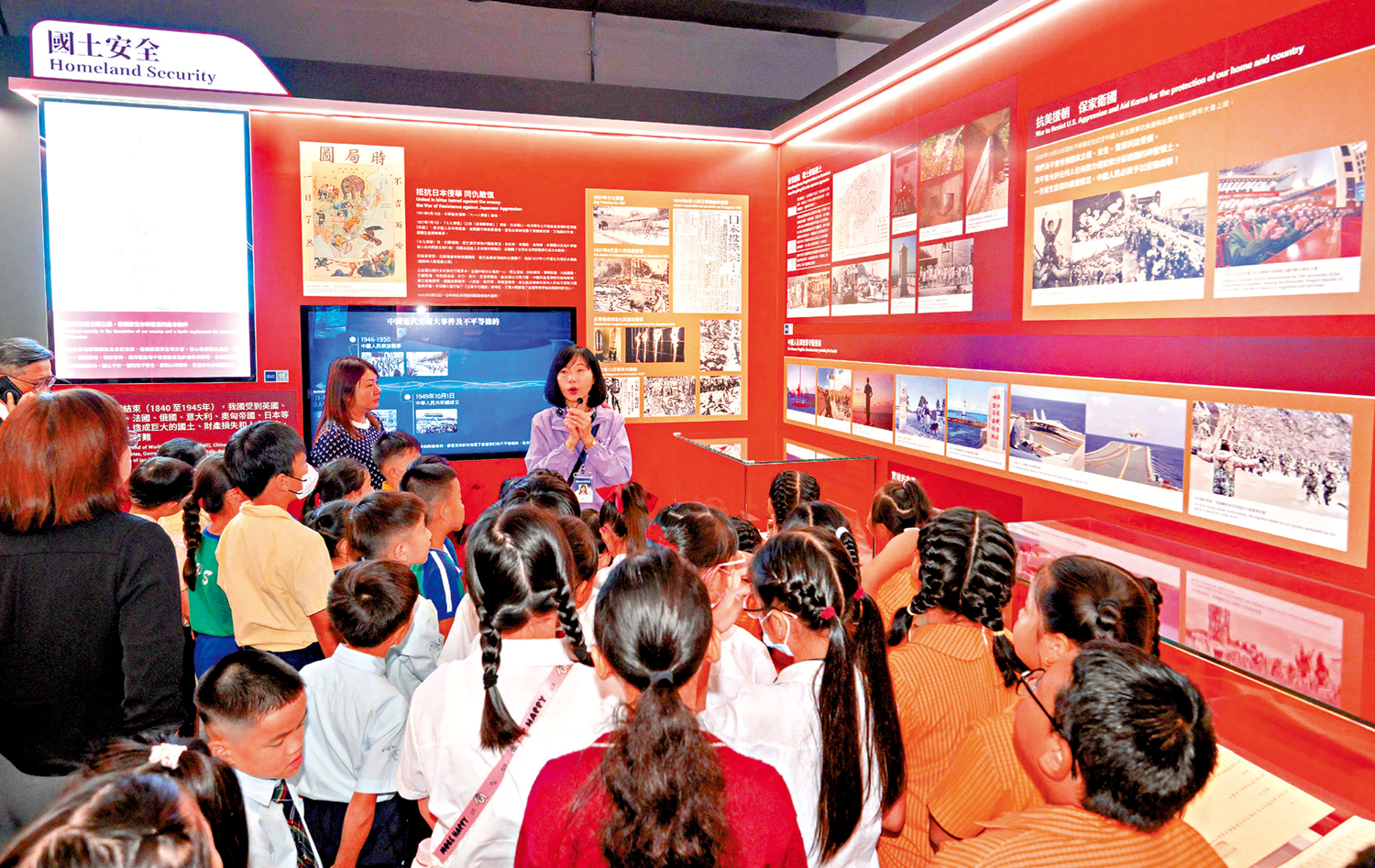 　　圖：「國安家好」是香港特區發展歷程的最深刻昭示，已成市民的共識，更是凝聚社會向前動力的重要基礎。圖為學生參觀國家安全展覽廳。