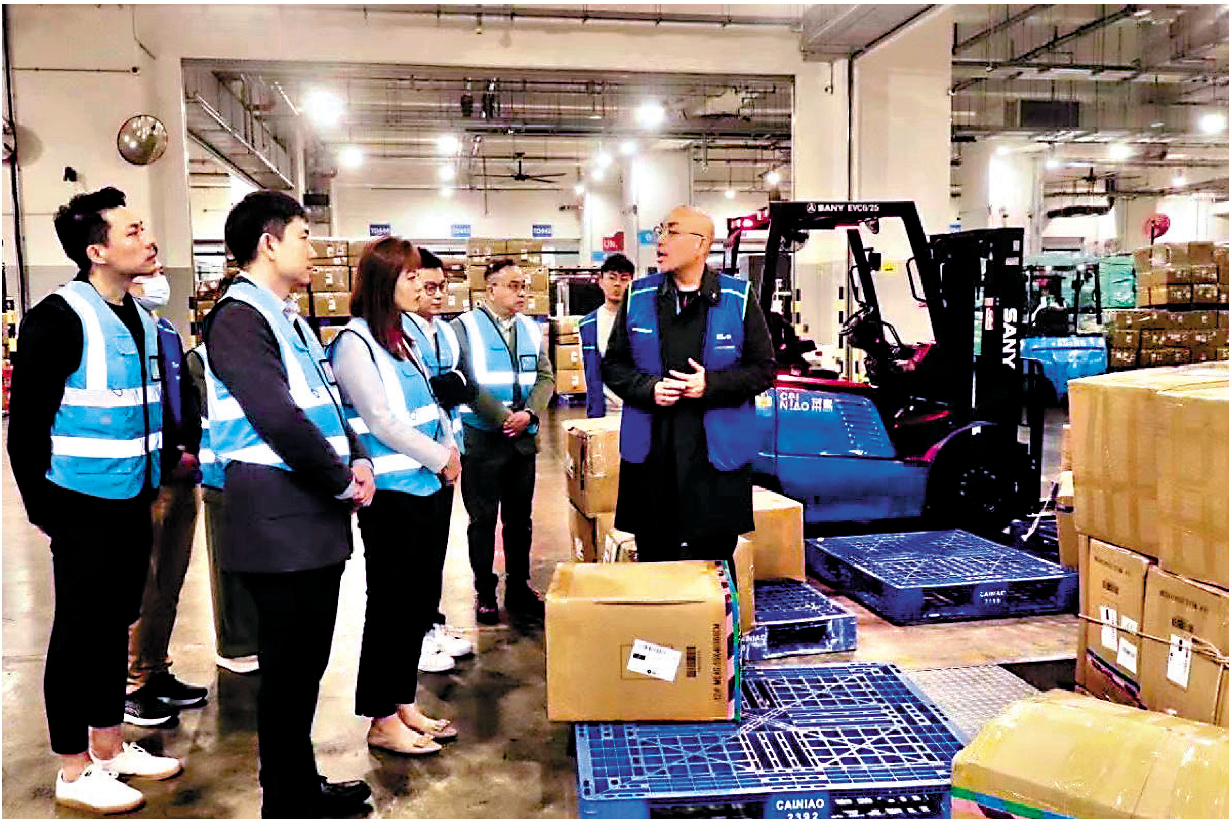 　　圖：張曼莉實地考察菜鳥智慧港、香港空運貨站及香港國際機場，走訪西井科技智慧物流項目與自動化設備作業現場。