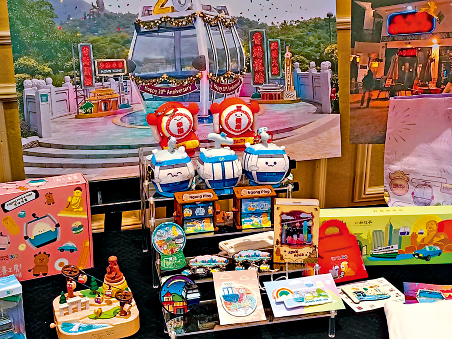 　　圖：昂坪360推出一系列周邊產品。\大公報記者王亞毛攝