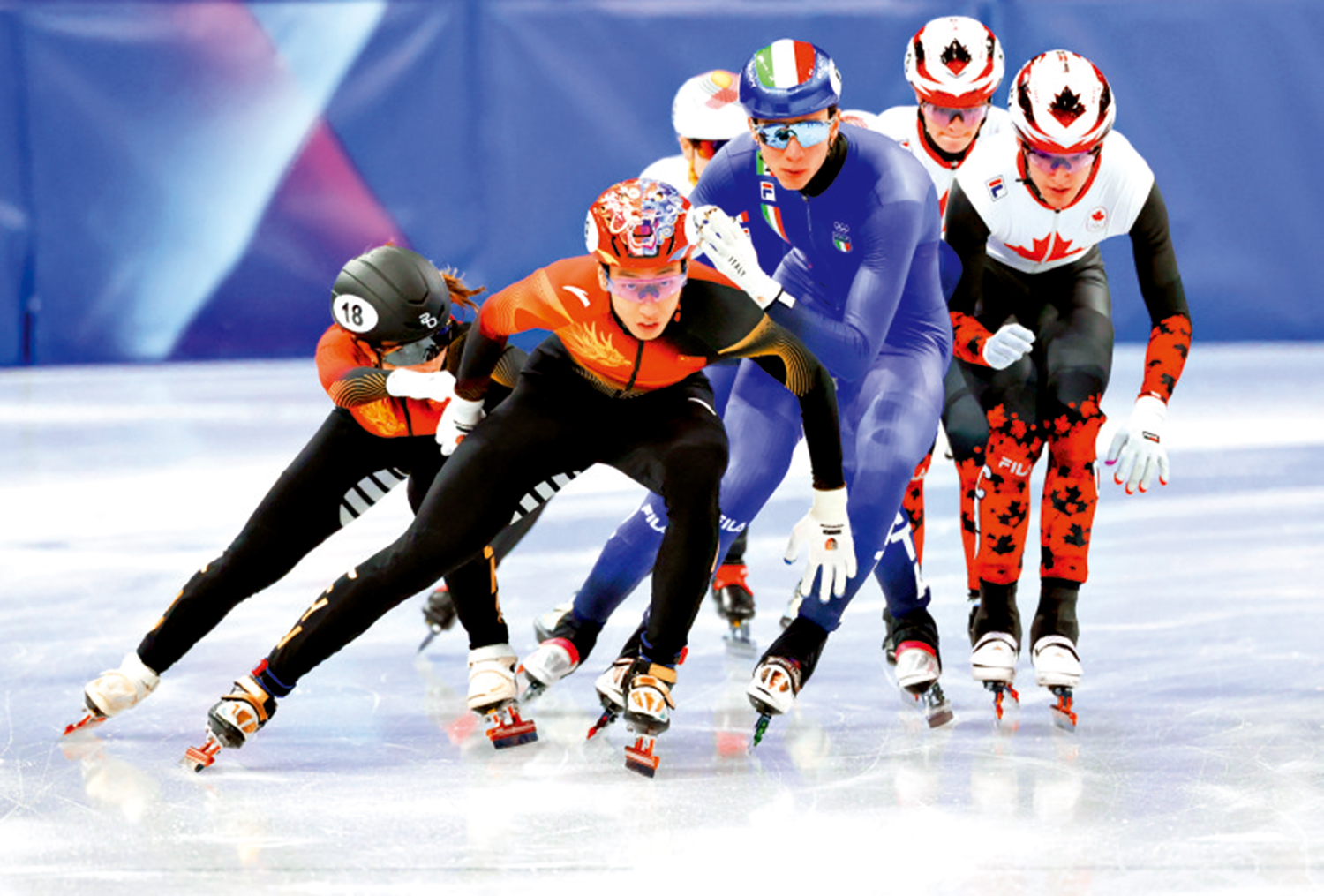 　　圖：公俐（左一）和孫龍（左二）在比賽中交接。\新華社