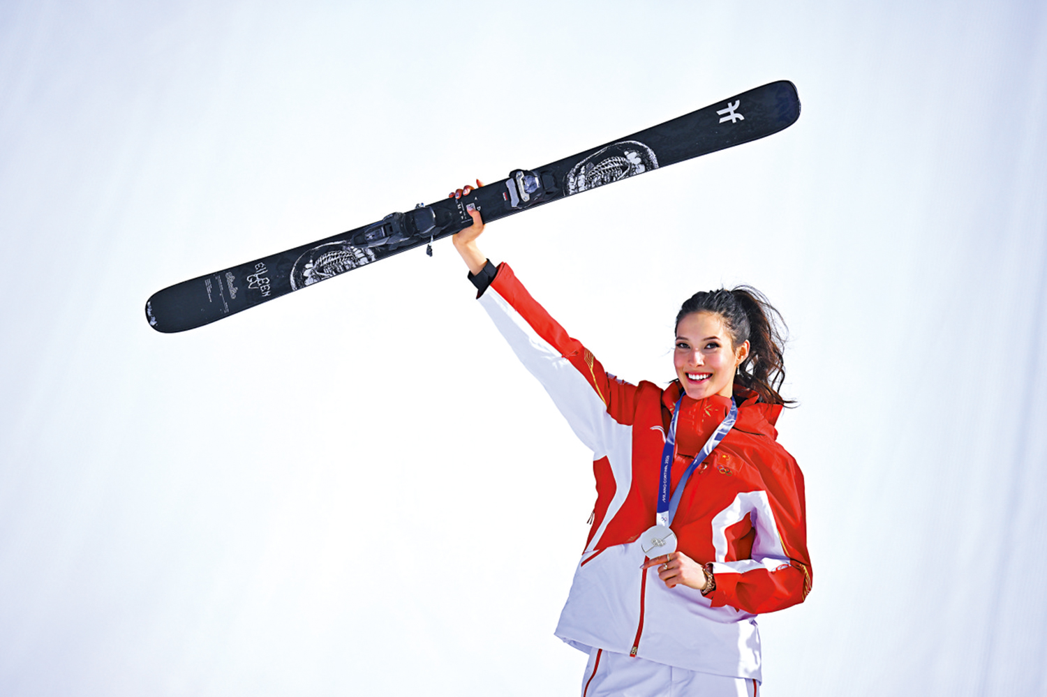 　　圖：谷愛凌在領獎台上慶祝。\新華社