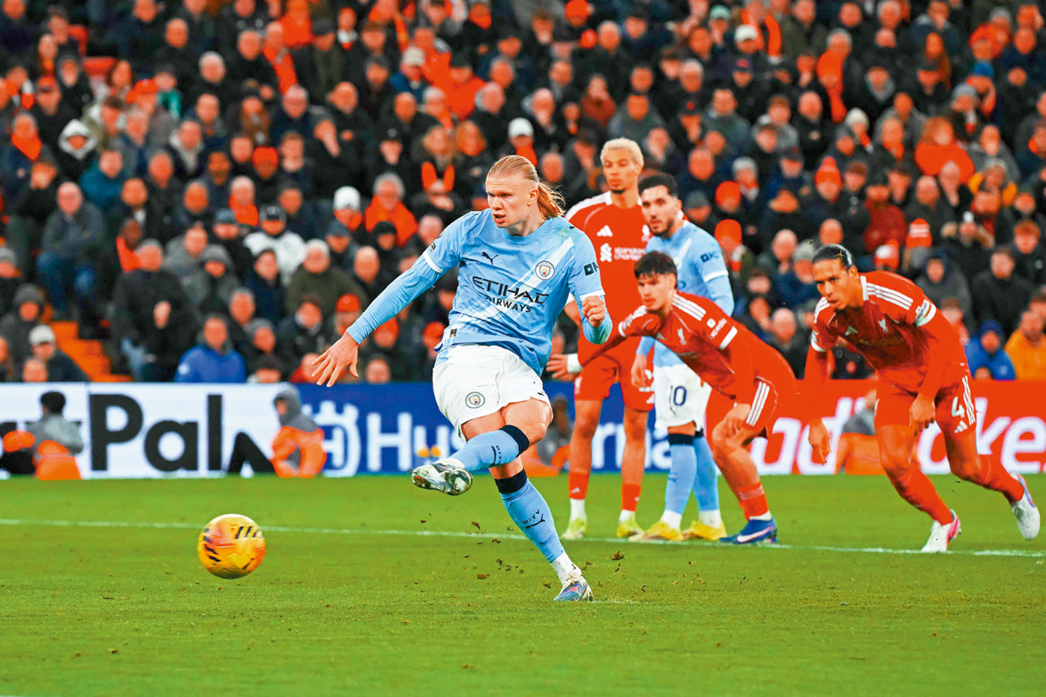 　　圖：曼城的夏蘭特（前）上仗建功。