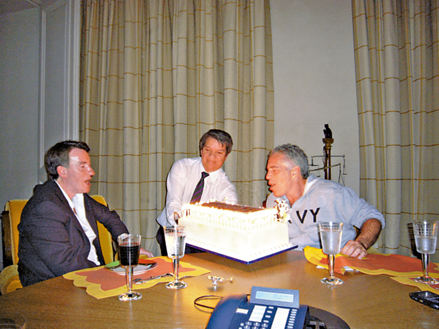 　　圖：去年12月曝光的一張照片中，曼德爾森（左）與愛潑斯坦（右）一同吹滅蛋糕上的蠟燭。\路透社