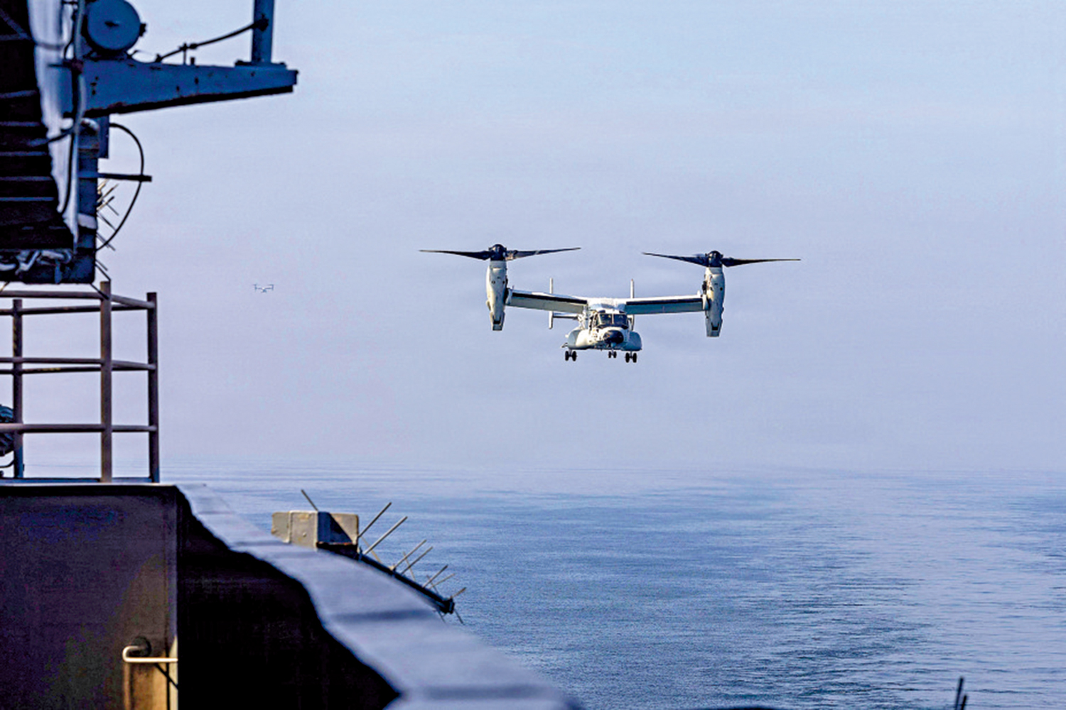　　圖：美軍「林肯」號航母被部署至阿拉伯海。圖為美軍一架「魚鷹」運輸機即將降落在「林肯」號甲板上。\法新社