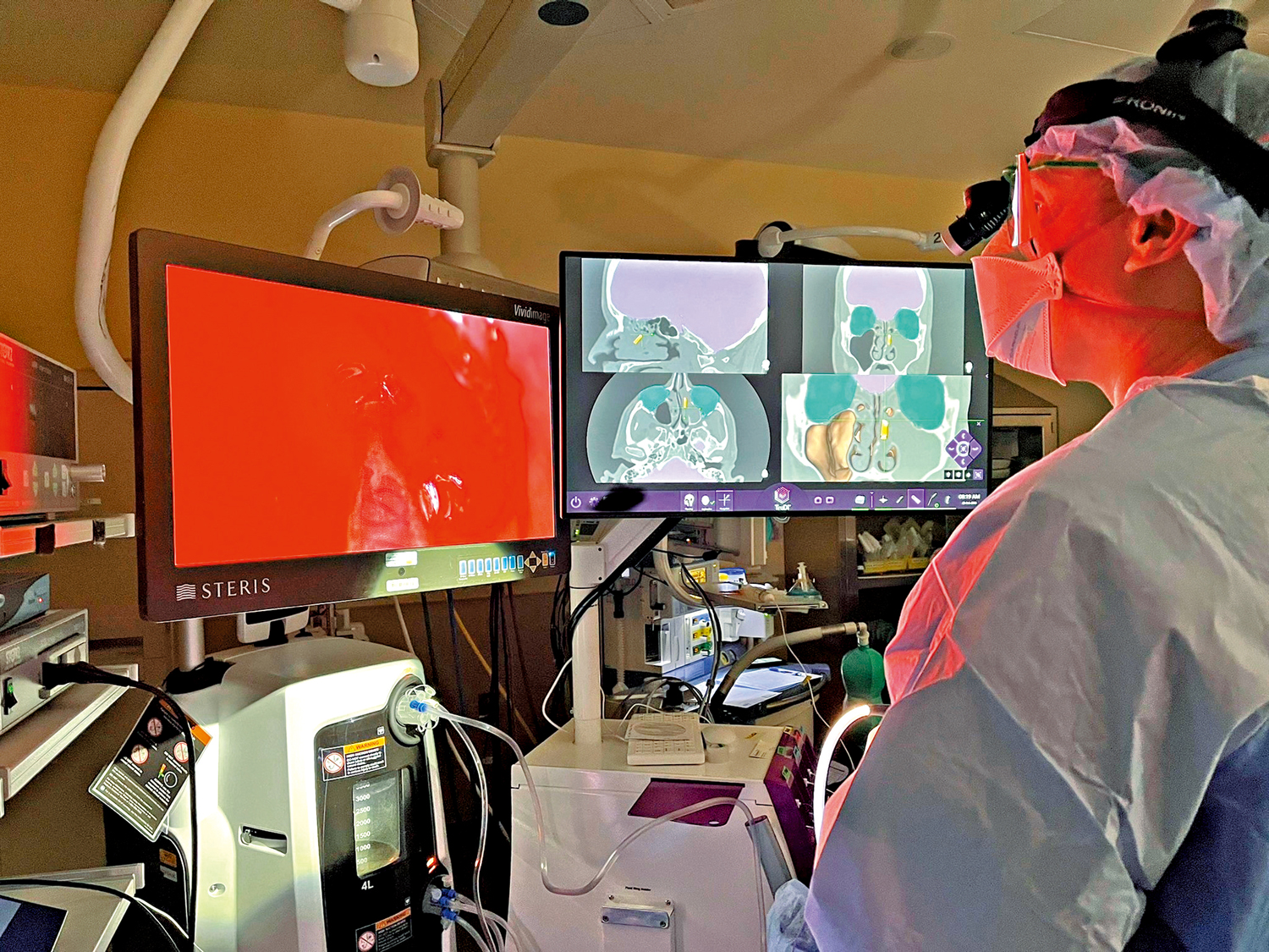 　　圖：美國一名醫生在手術室使用TruDi系統。\網絡圖片