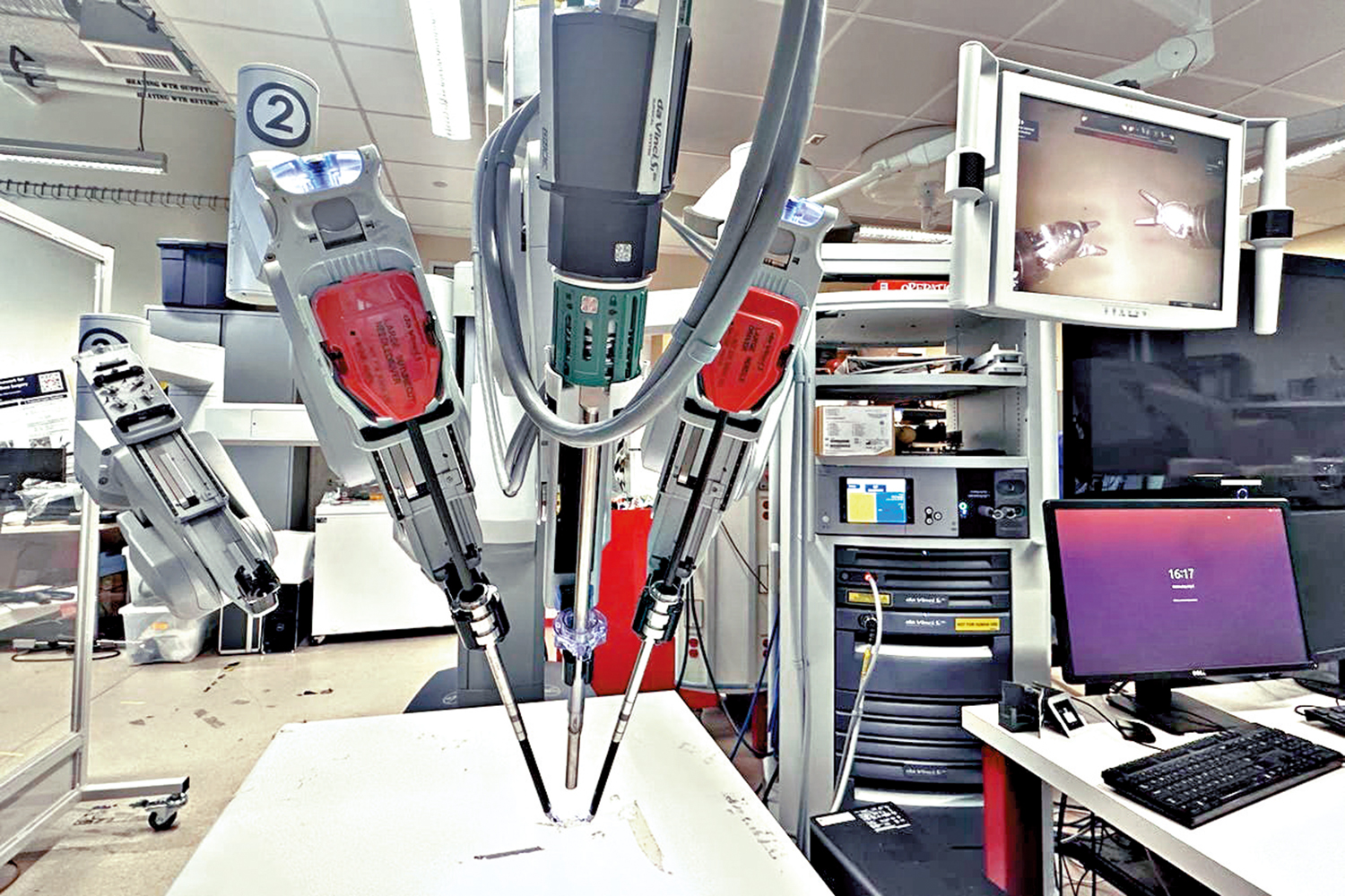 　　圖：美國SRT-H機器人號稱可自主完成膽囊切除手術。\網絡圖片