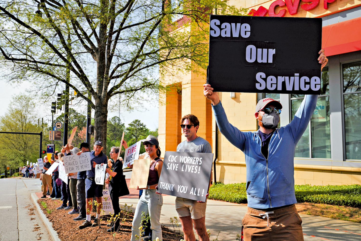 　　圖：2025年4月，美國民眾抗議特朗普政府裁撤CDC和FDA等機構僱員。\路透社