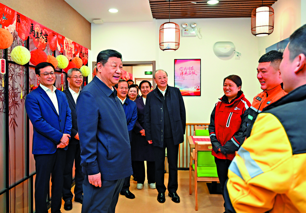 　　圖：這是10日上午，習近平在西城區新街口街道父母食堂考察時，同在這裏休息的快遞小哥親切交流。\新華社