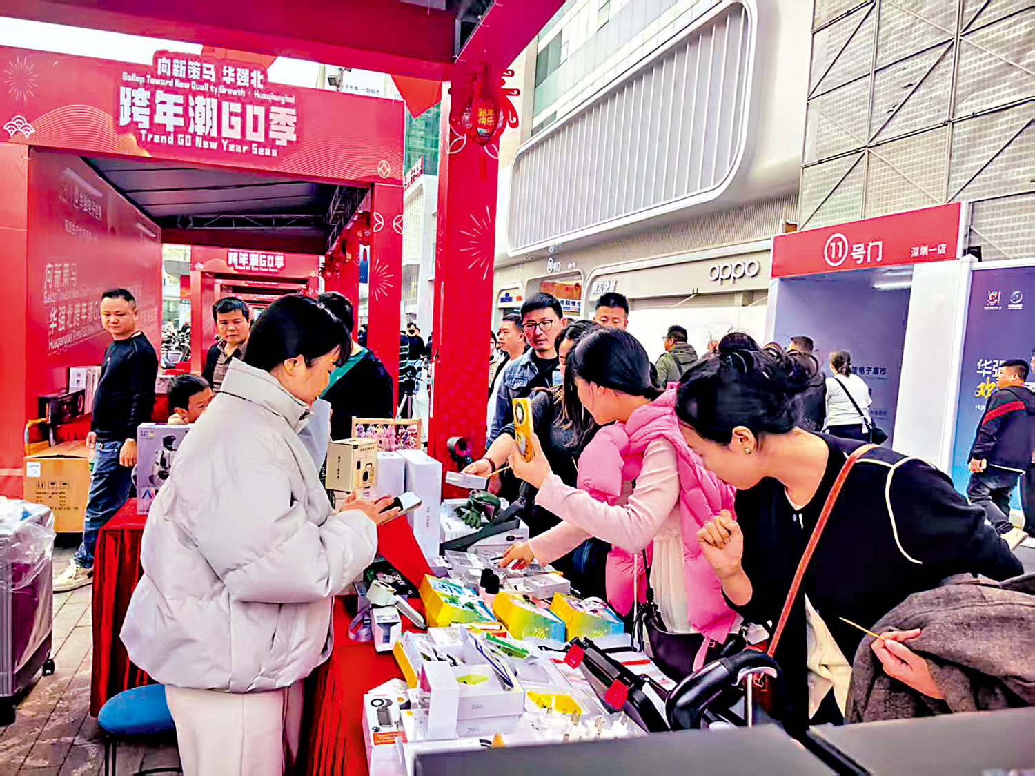 　　圖：深圳華強北「科技年貨」熱銷。\大公報記者李望賢攝