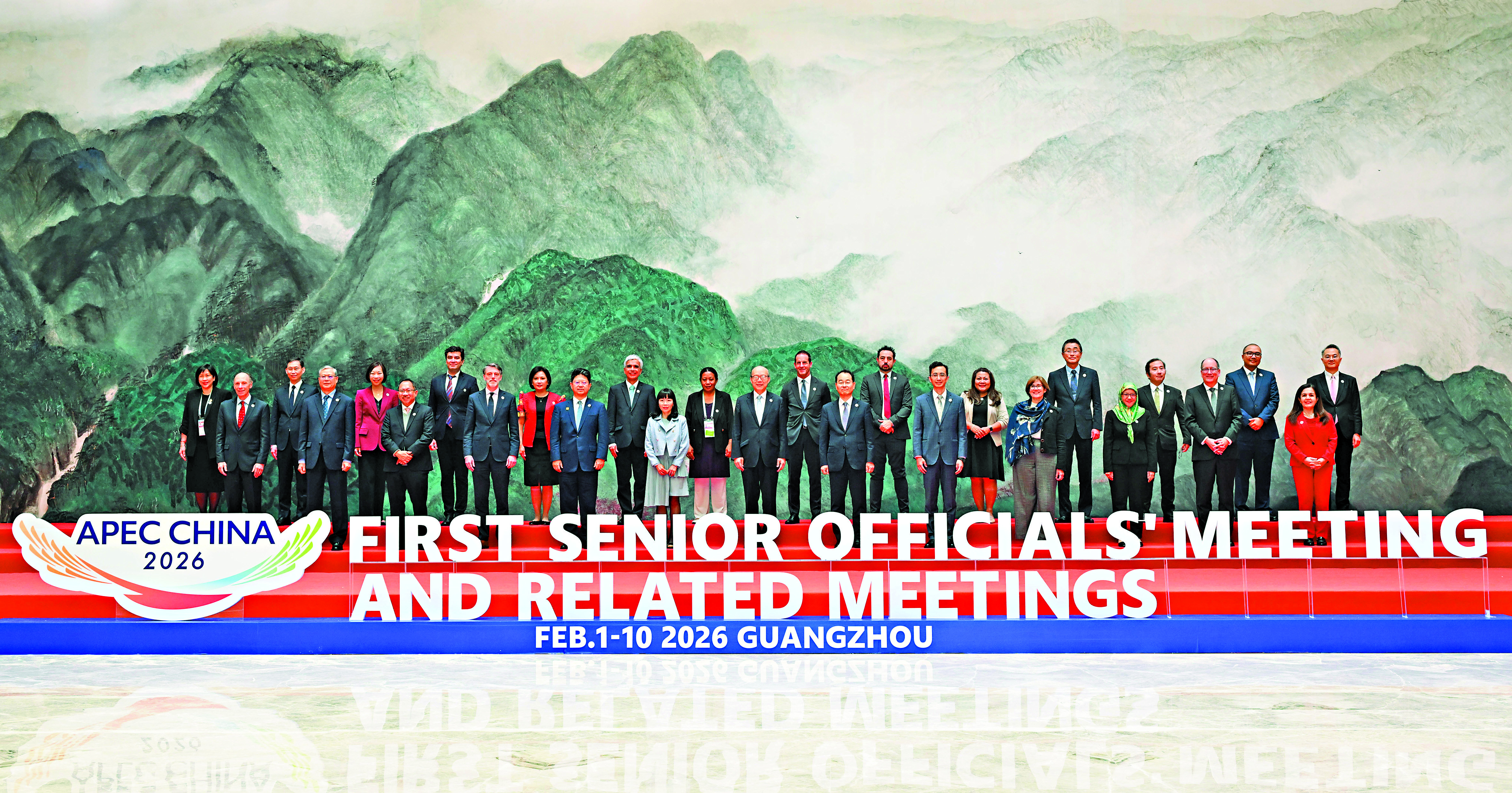 　　圖：2月10日，2026年亞太經合組織（APEC）第一次高官會開幕式在廣東省廣州市舉行。圖為10日，參加2026年亞太經合組織第一次高官會的代表合影。\新華社