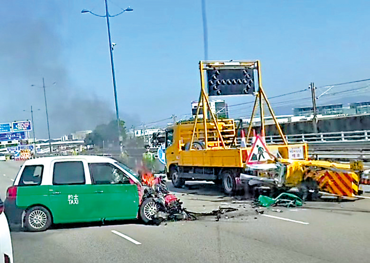 　　圖：意外後，的士車頭一度冒出火花及濃煙。