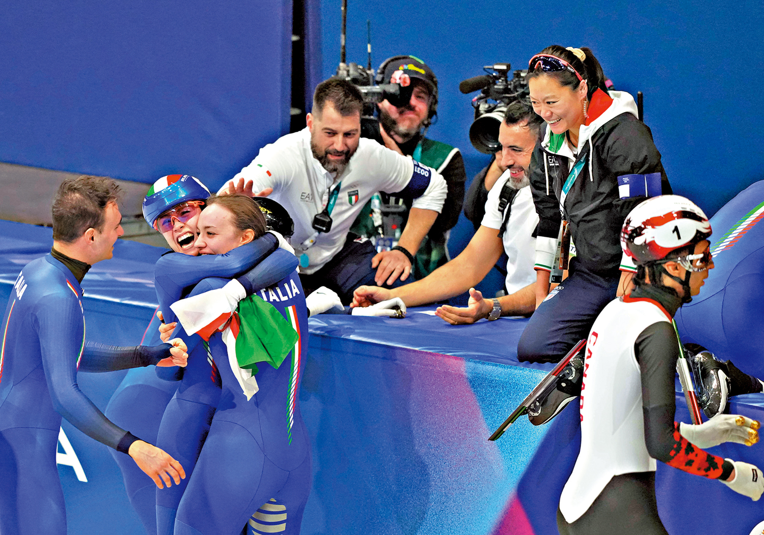 　　圖：意大利隊主教練齊夢瑤（右二）在比賽後慶祝。\新華社