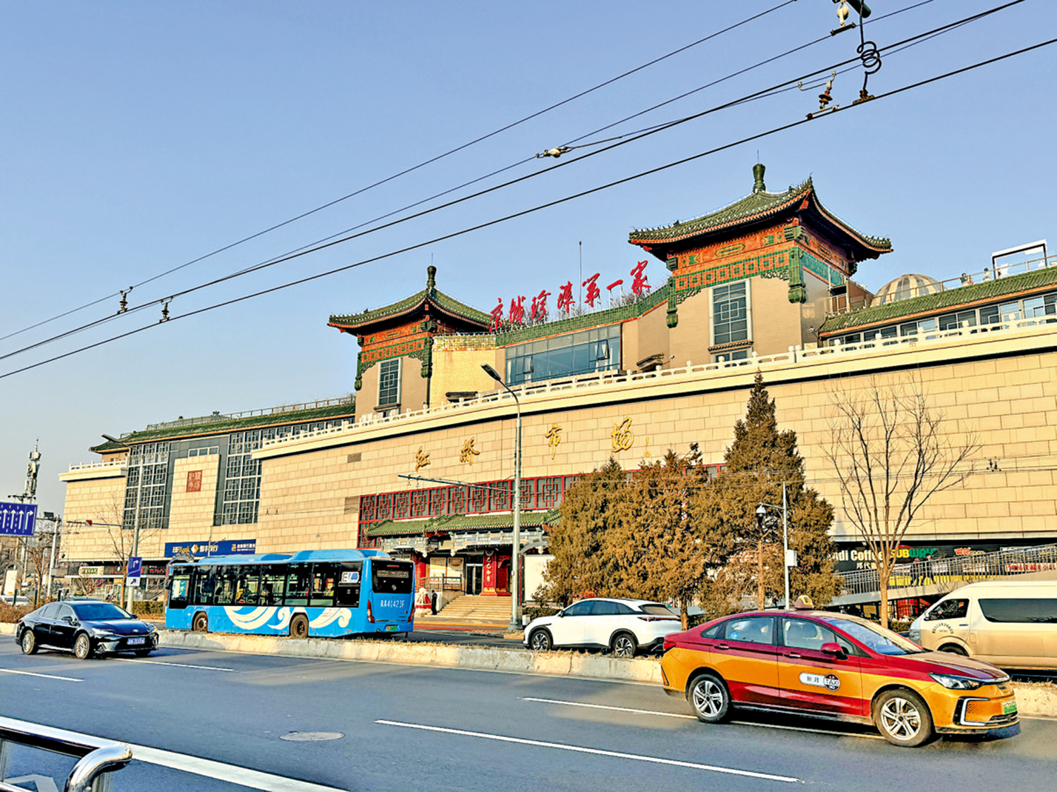 　　圖：春節前夕，北京紅橋市場迎來一年中最熱鬧時節。\大公報記者李暢攝