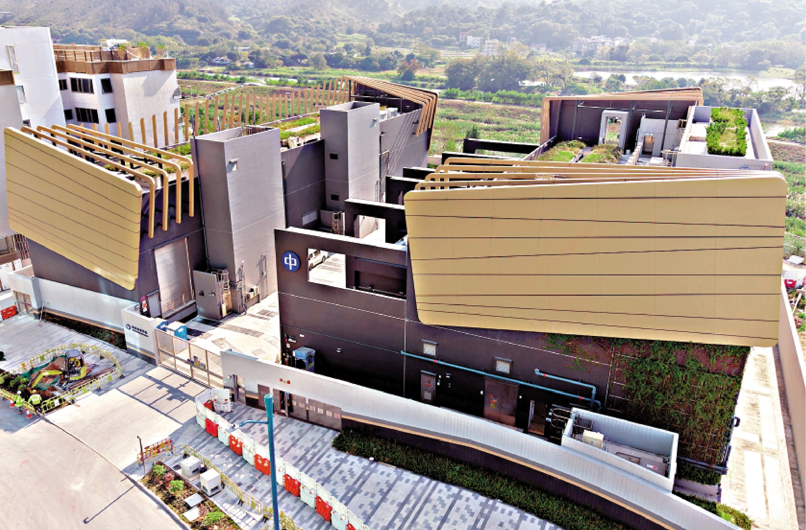 　　圖：變電站天台設置雨水回收系統灌溉植物，可節省近三成用水，亦有助減低熱島效應。