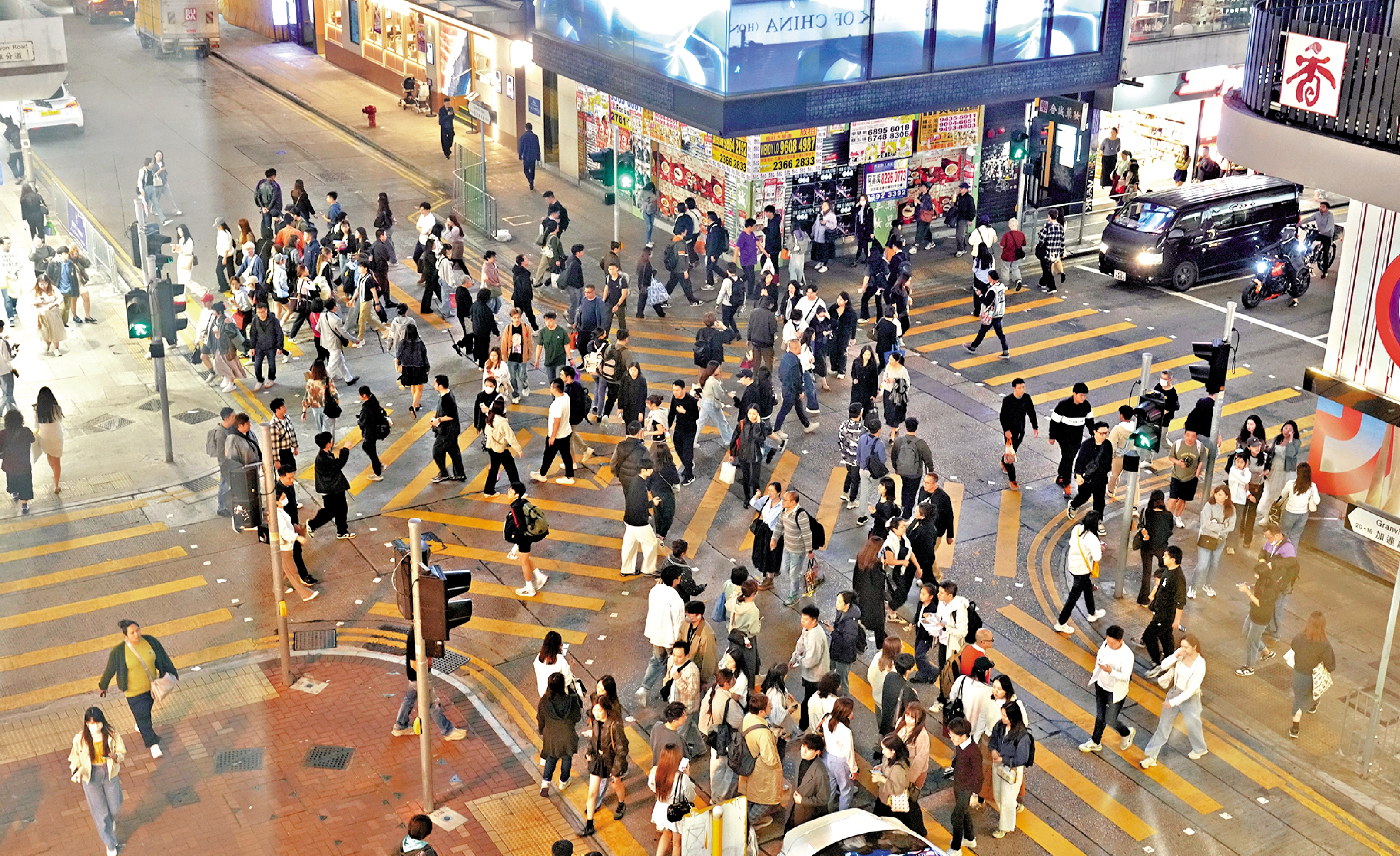 　　圖：「對角行人過路處」獲市民正面反應，下半年會分批擴大範圍。圖為尖沙咀的過路處。