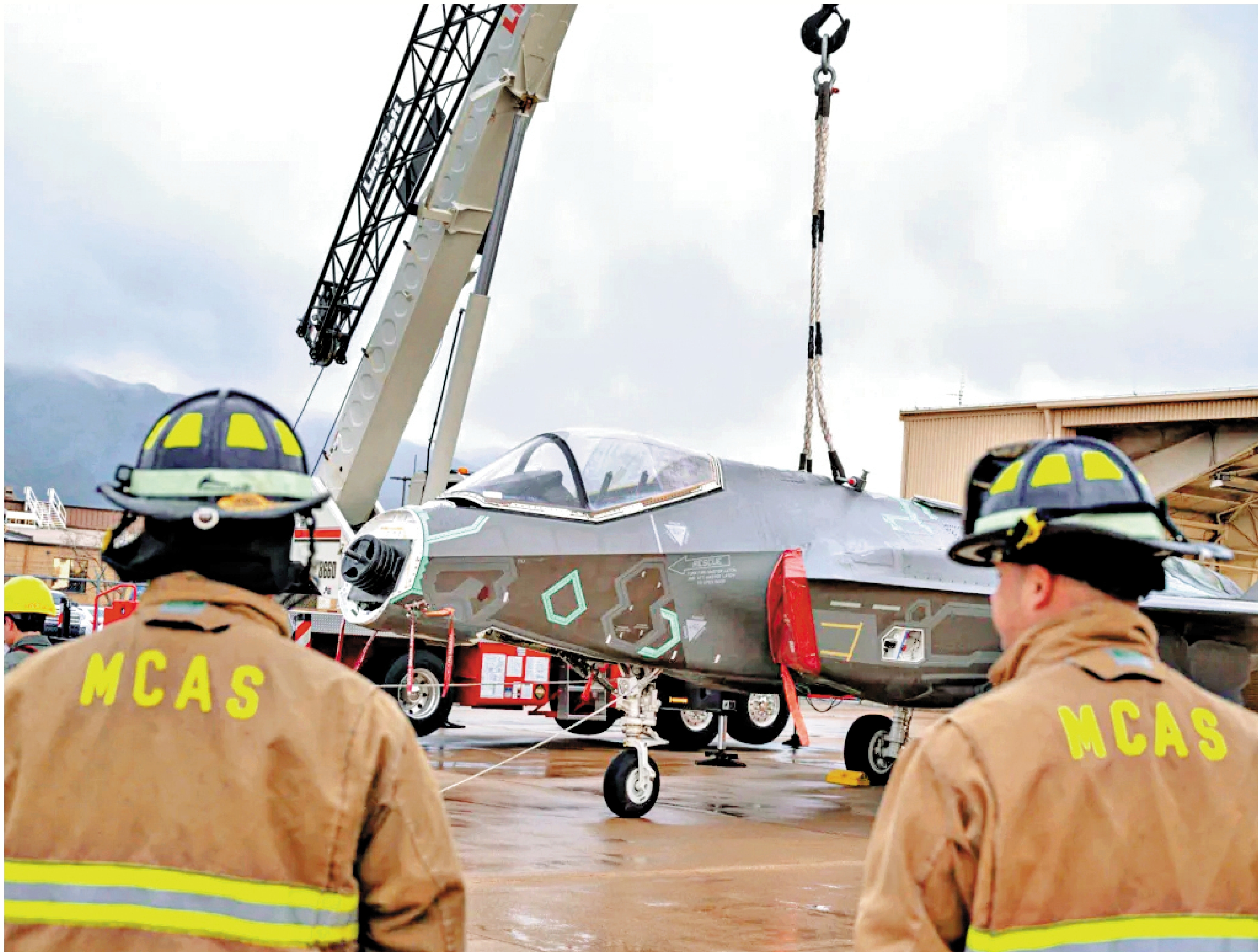 　　圖：在猶他州希爾空軍基地的一次演習中，一架F-35A戰機被起重機吊升。\網絡圖片